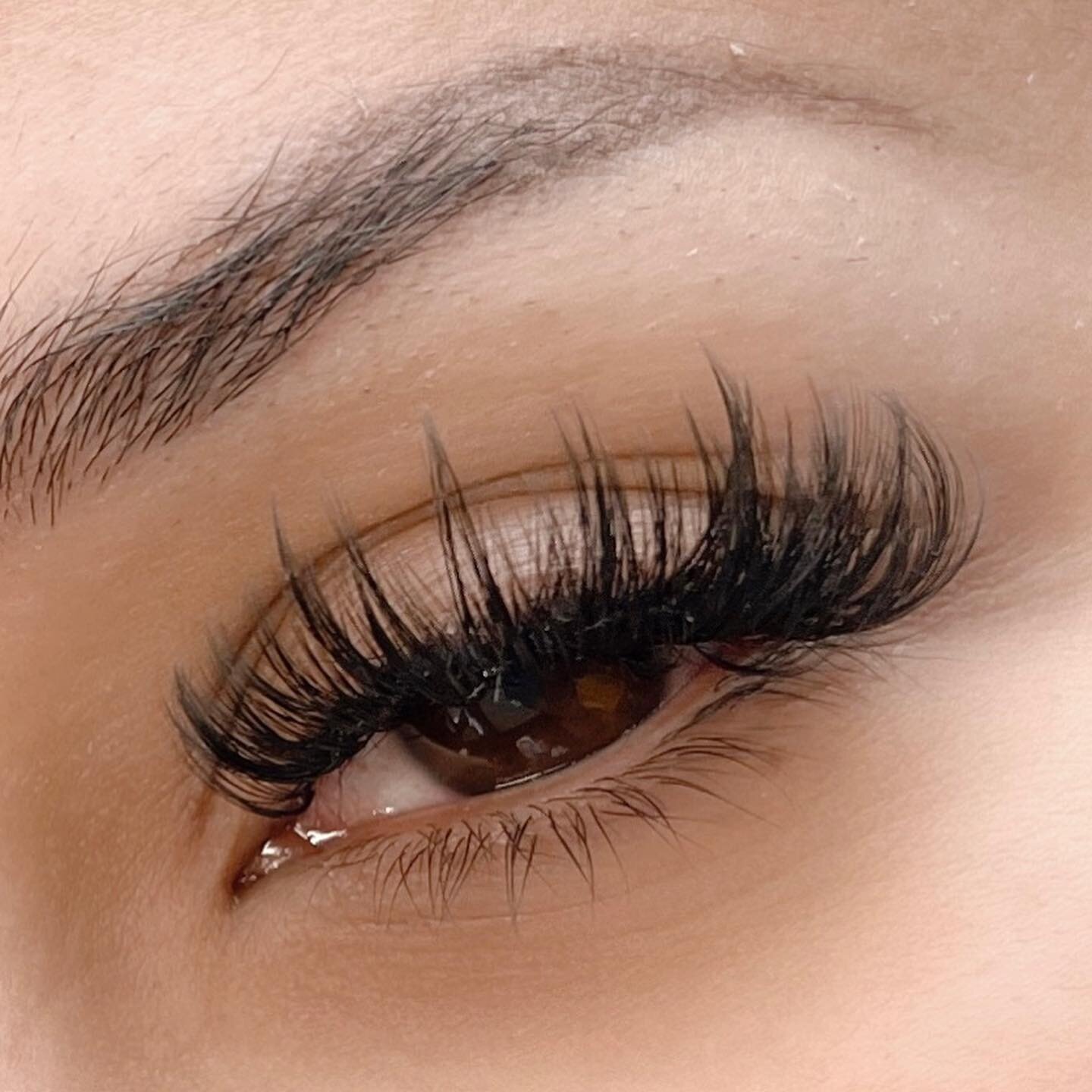 Wisp wisp baby ❤️&zwj;🔥 This is your sign to ditch the strips and wake up ready with strip-look extensions! 
Limited July appointments still available, now booking for August: soluxbeauty.com. 
-

#dfwlashes #dallaslashes #dallaslashtech
#dallaslash