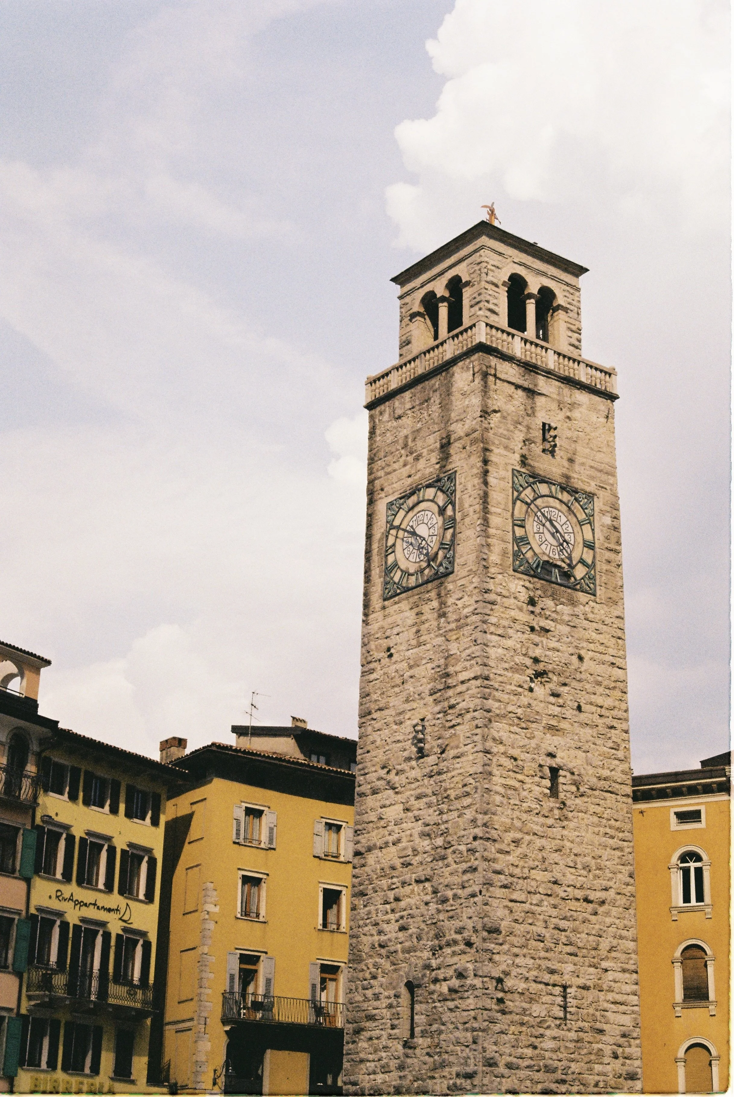 R1-00940-029A.JPG