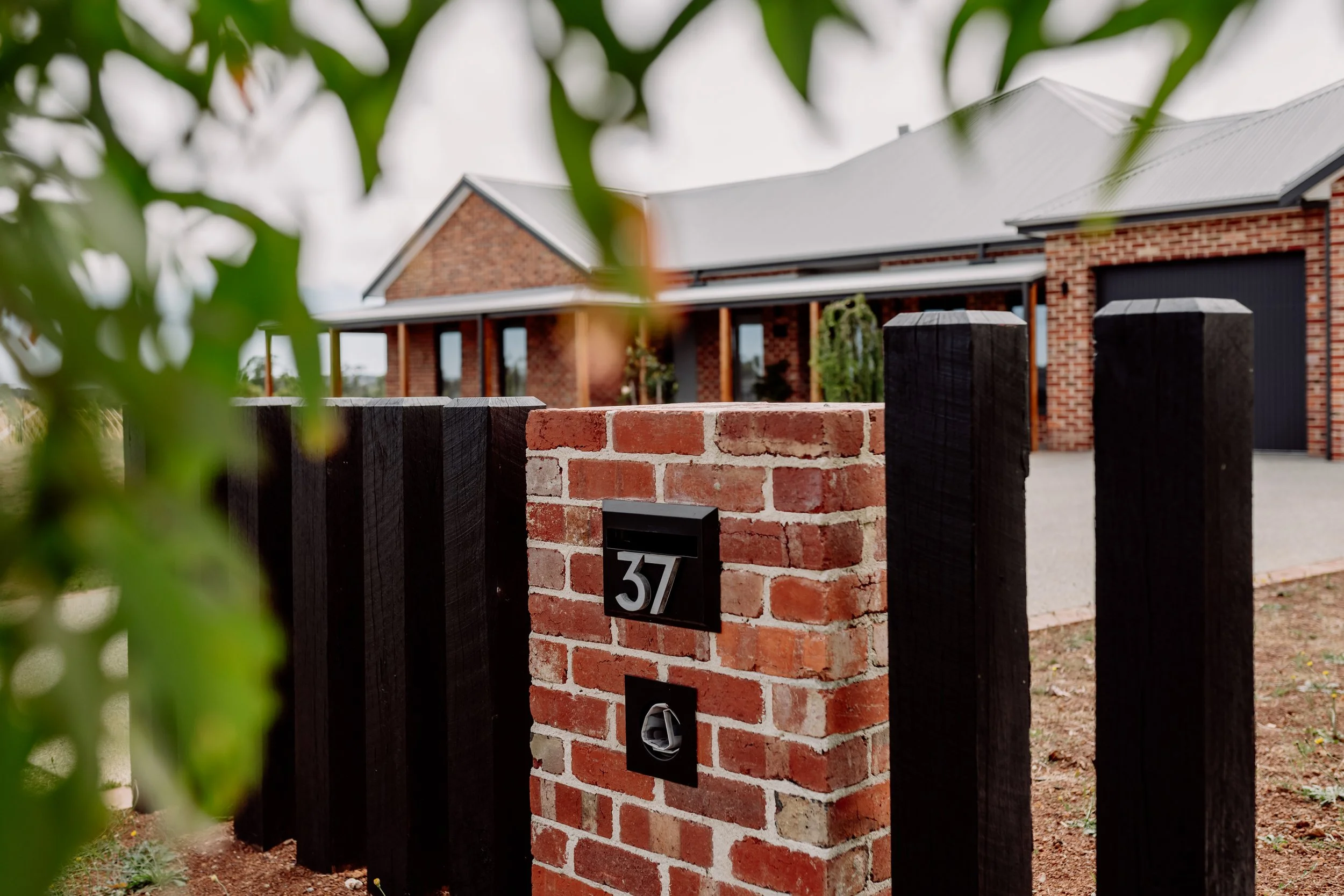 37 Pearl Court Kyneton_3 rail fence and posts_Hardwood_Anthony Zagari-3.jpg