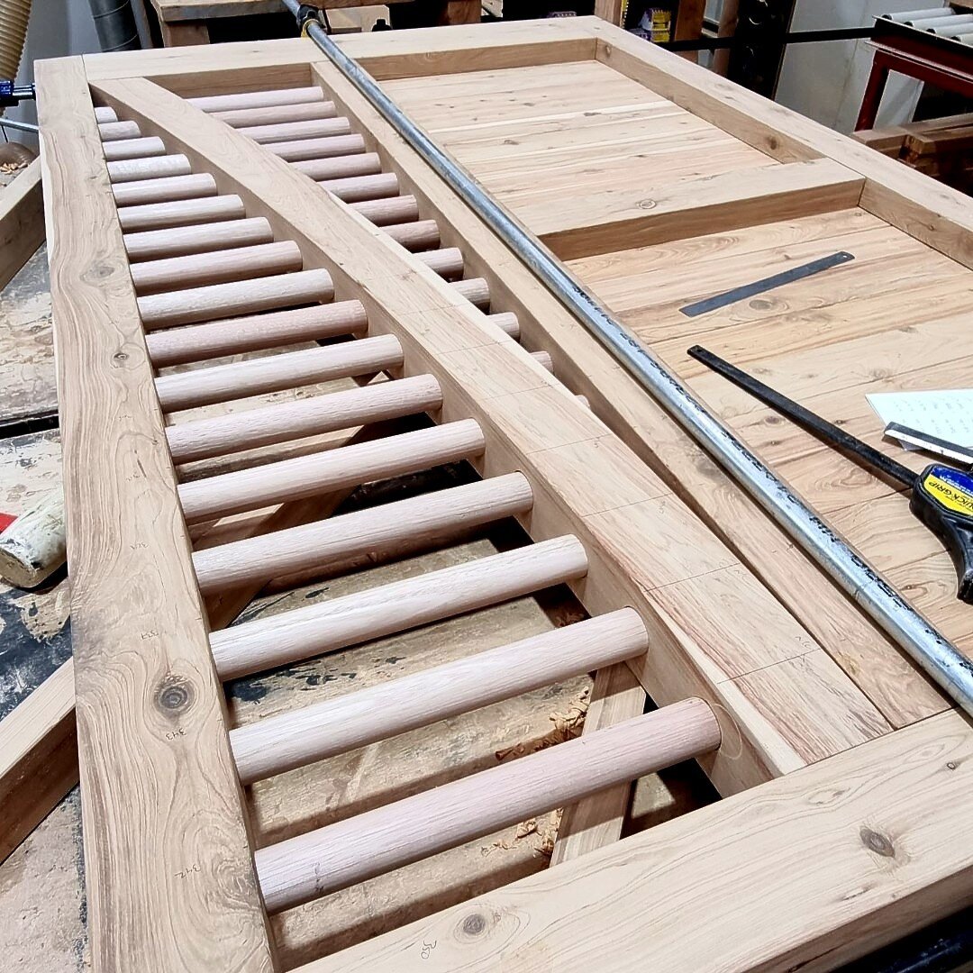 2/4 🪄 A look behind the scenes as our team handcrafted this beauty! Stay tuned to see the finished product🪄 and in the meantime, learn more about our beautiful custom entryways at www.strukta.com.au.

#timbergates #gates #timbergate #entryways #cus