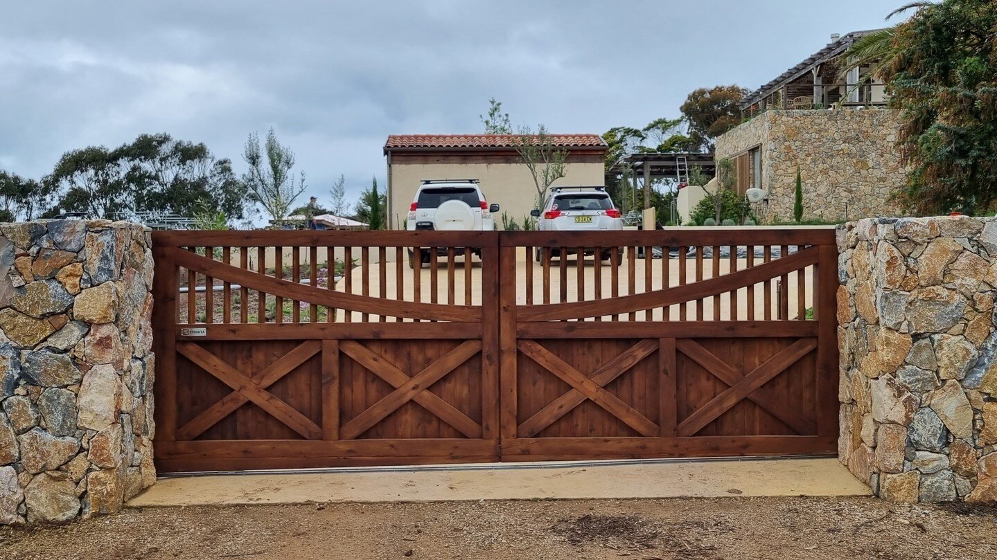 Part 4/4...All installed, complete with a raked plinth and automated sliding opening. An absolute showstopper ✨

Ready to transform your property? Get started today with a free quote www.strukta.com.au

#timbergates #gates #timbergate #entryways #cus