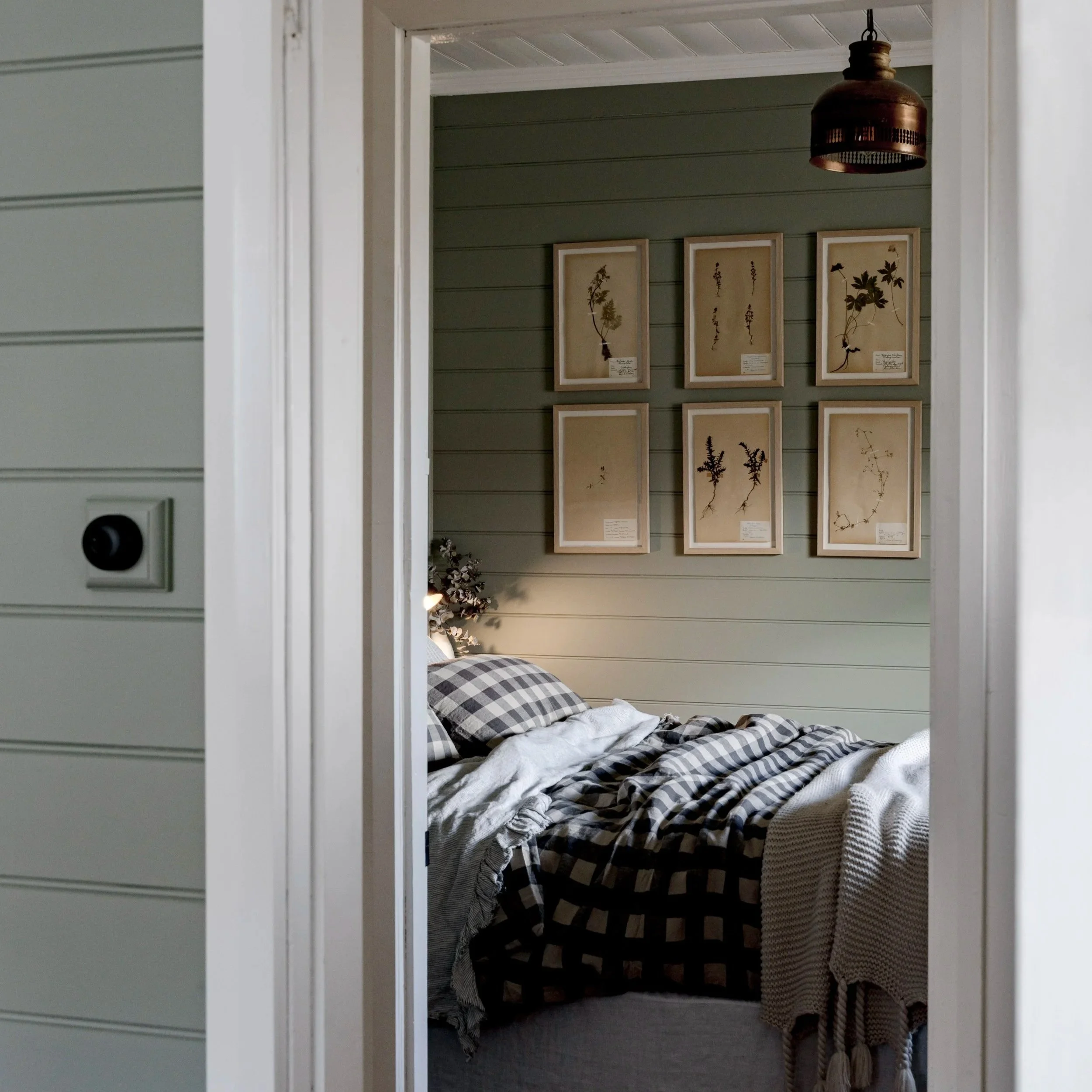 A calm retreat between Katoomba and Leura — slow mornings in soft linen surrounded by antique herbarium prints. This is one of the bedrooms in the charming miners cottage that is Katoomba Slow