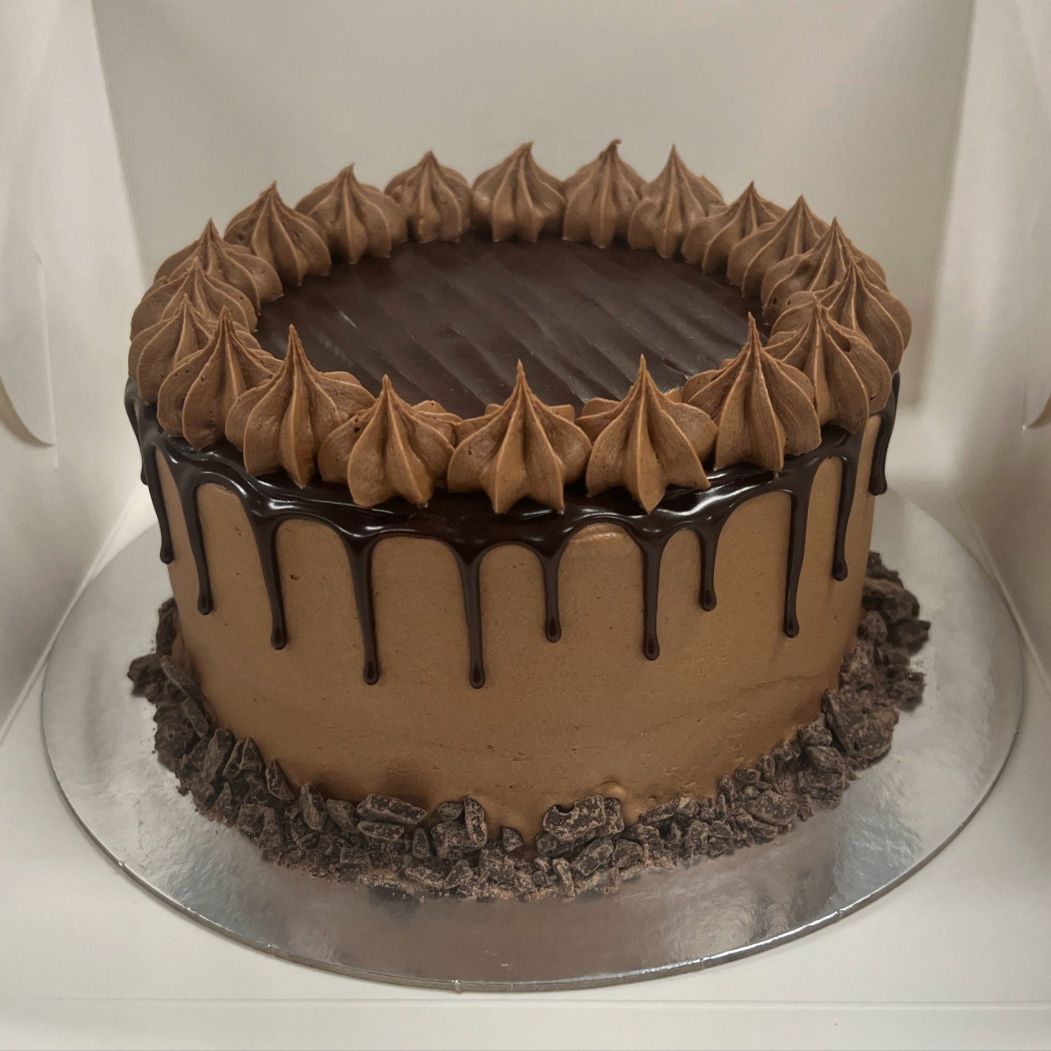 Chocolate Drip cake anybody?! 🍫🎂
Perfect Celebration cake for those that love their Chocolate! And, it&rsquo;s Vegan &amp; Gluten free! 
Available in Single, Double, Triple and Quadruple layer sizes. Cake pictured is a double layer.

Find us online