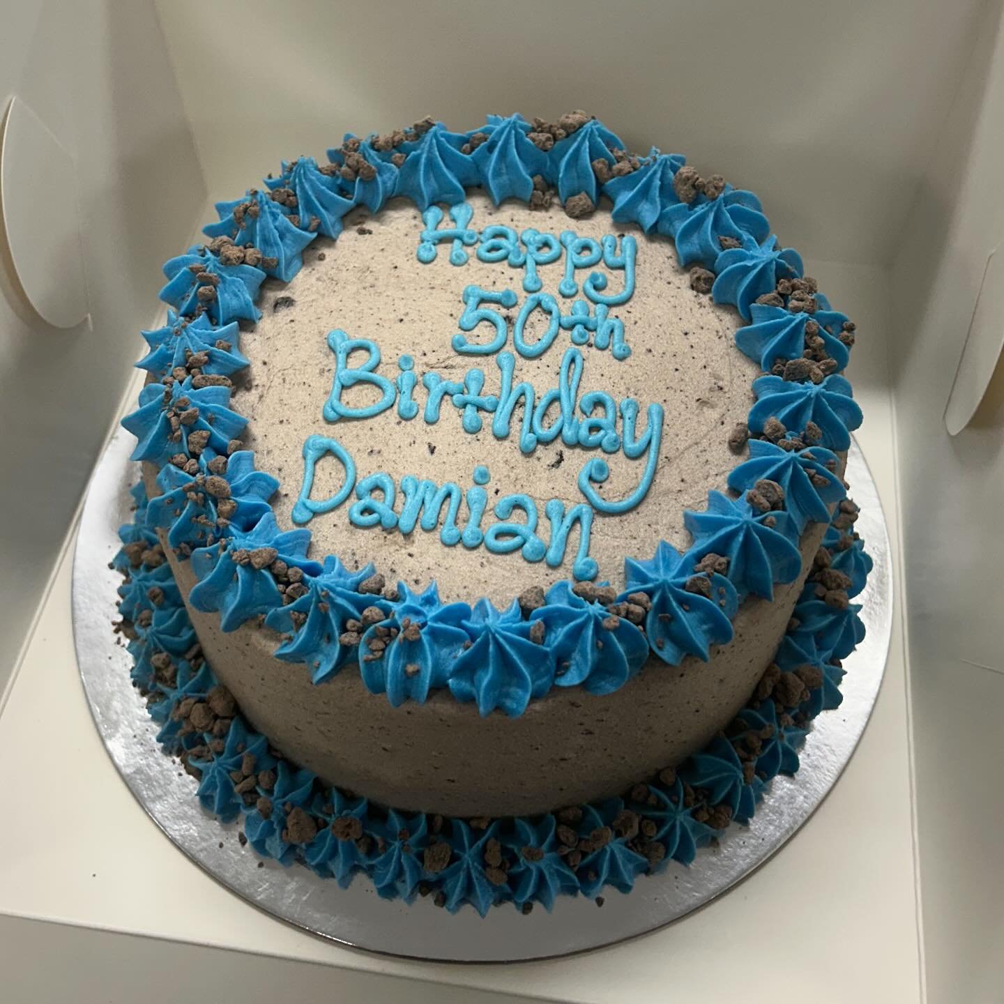 A &lsquo;Party Time&rsquo; Cake is perfect for any celebration! You can customise the base and piping colours to suit your theme 😊
Vegan, gluten &amp; nut free! 

Find us online under &lsquo;Celebration Cakes&rsquo; or contact us to order 0435 055 9
