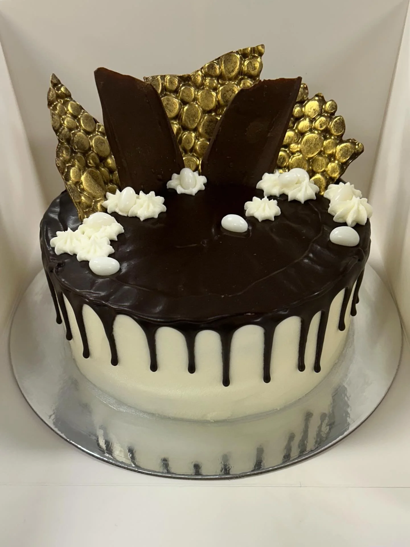 Have you seen our new Drip Cakes?! Find them online now, available to order for collection from our Chirnside Park premises 😊🎂

https://www.gilbertandmarcel.com.au/menu/p/party-time-cake-nf2zl-zsa9d

#gilbertandmarcel #glutenfreemelbourne #veganmel