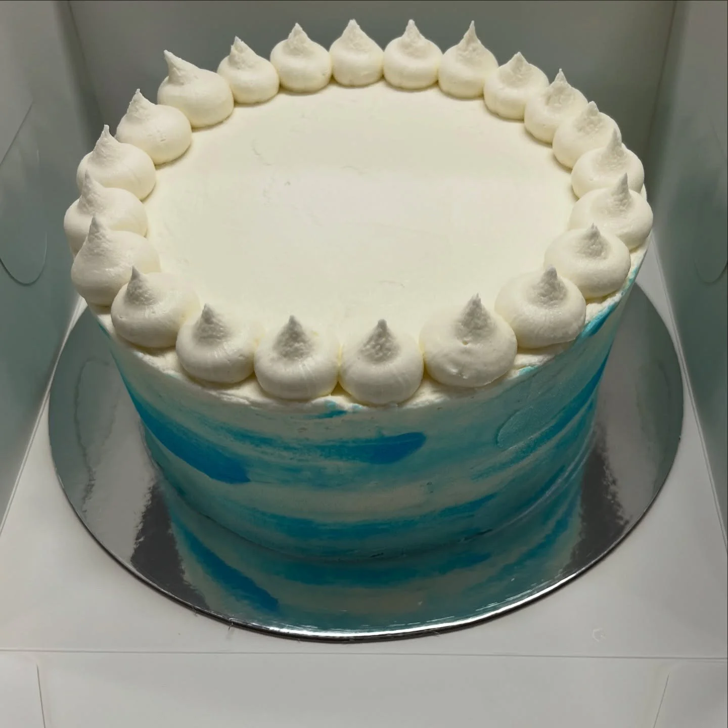 Customised colouring for our Watercolour cake 💙🩵🤍

Share this with a local friend! 

100% vegan, gluten and nut free. A specialty cake for any celebration, that doesn&rsquo;t compromise on taste or quality 😊

Order online or contact us to order (