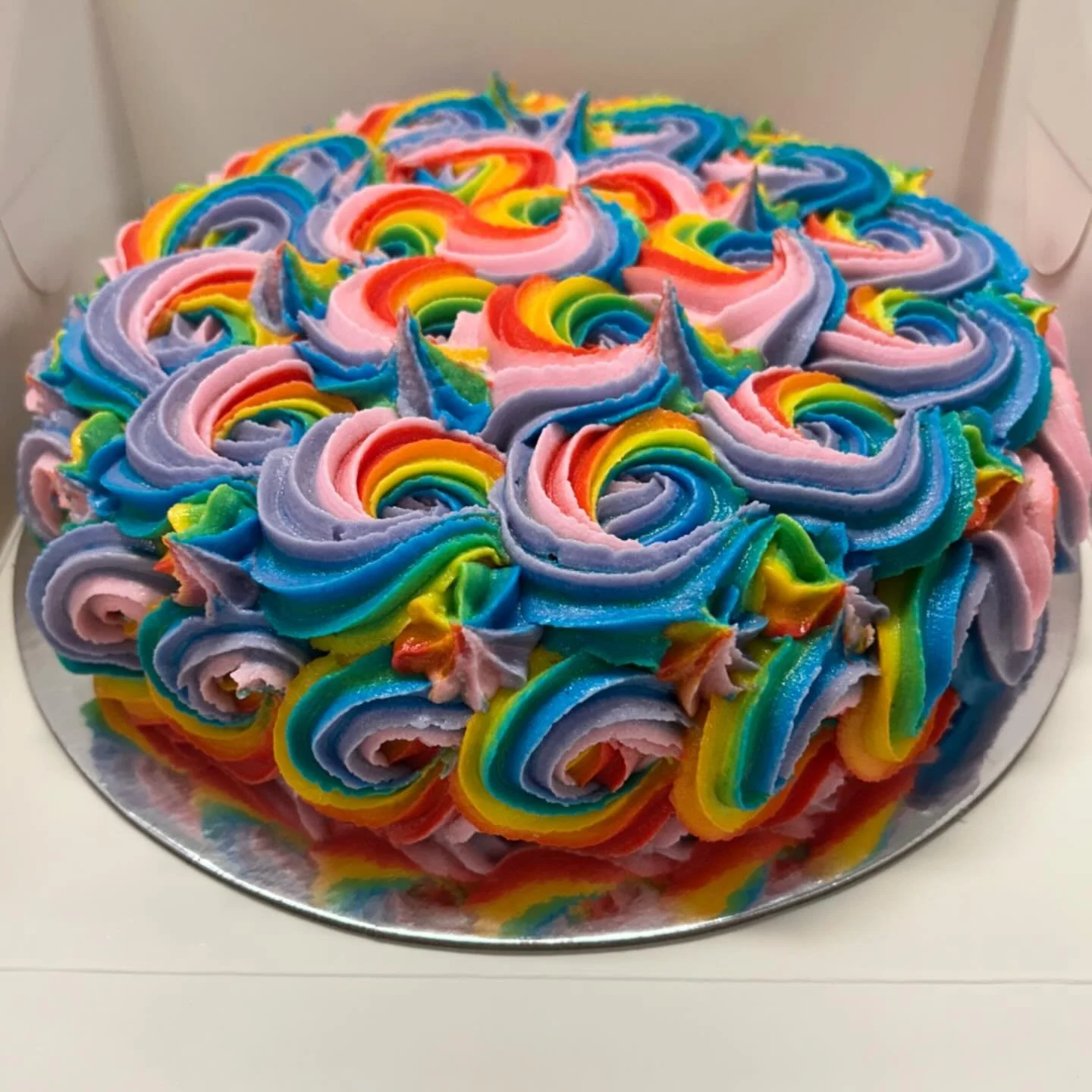 A single layer Rainbow Swirl Cake 🌈
These are one of our most popular Specialty Cakes 

Order online or contact us to order for your next celebration 
https://www.gilbertandmarcel.com.au/menu/p/rainbow-swirl
(03)9762 6768

Pick up direct from our fa