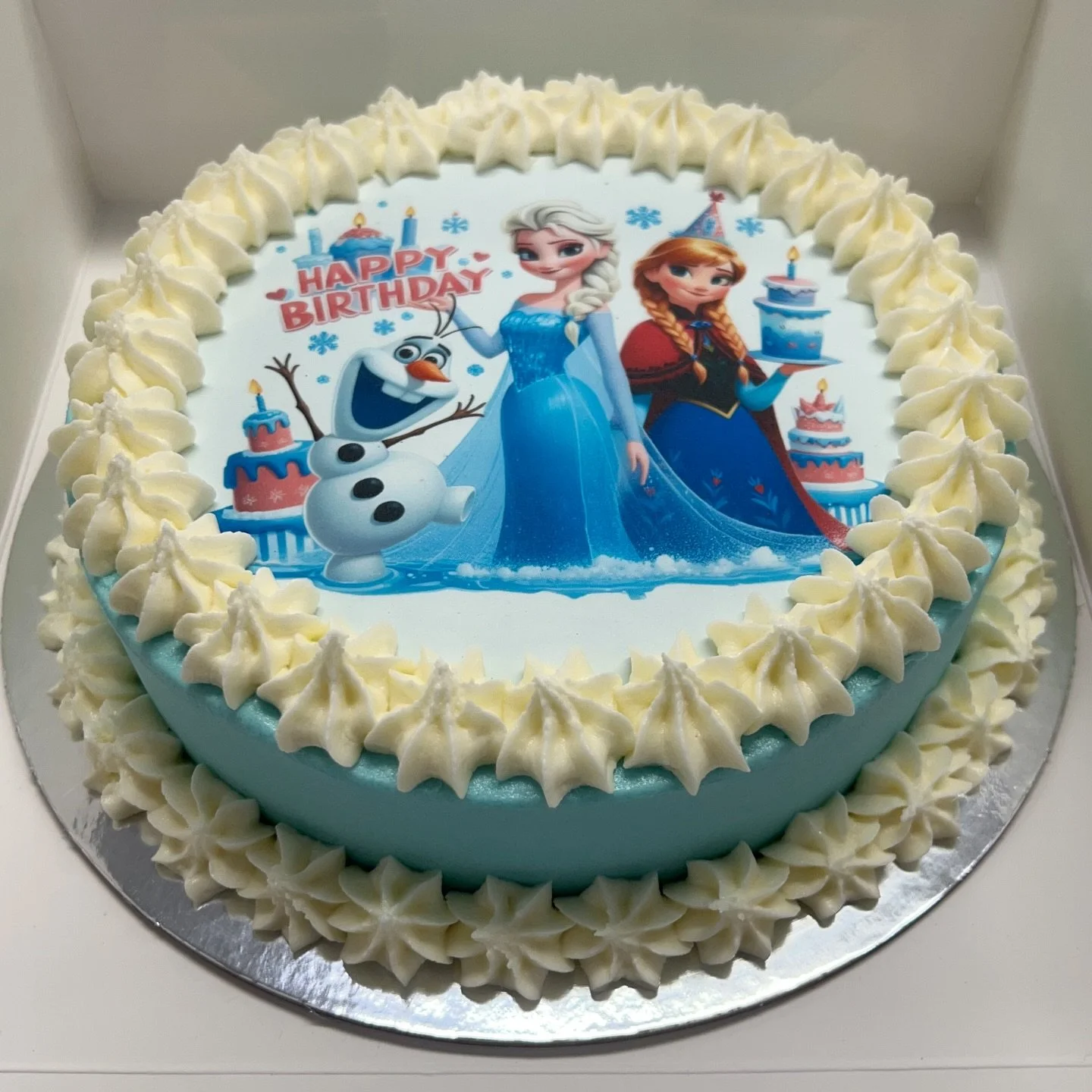 A recent favourite! 🤍🩵❄️
Single layer Edible image cake. 
Our edible image cakes are a great choice for any occasion! The images are completely custom to your choice. You can upload any image or collage, and we print and decorate the cake 😊

100% 