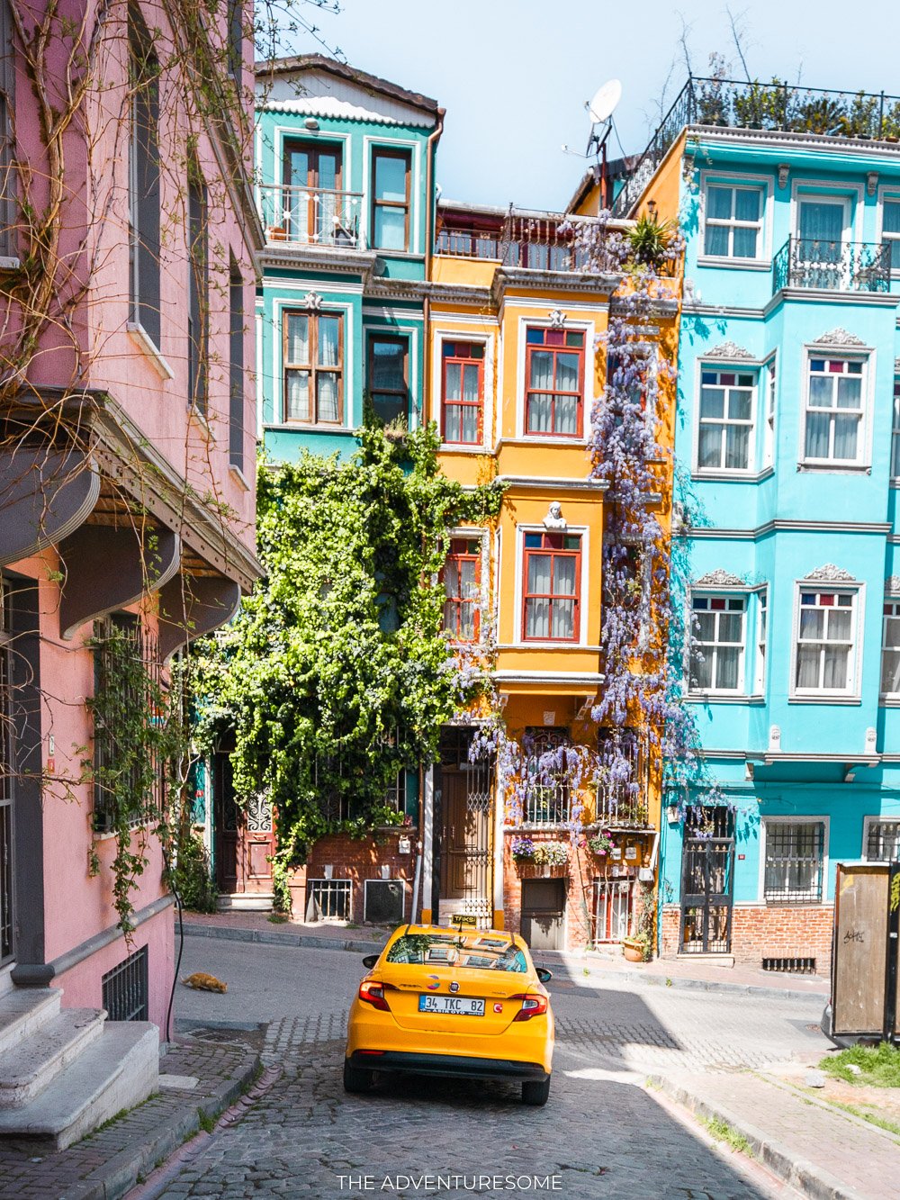 taxi in istanbul in front of colourful buildings