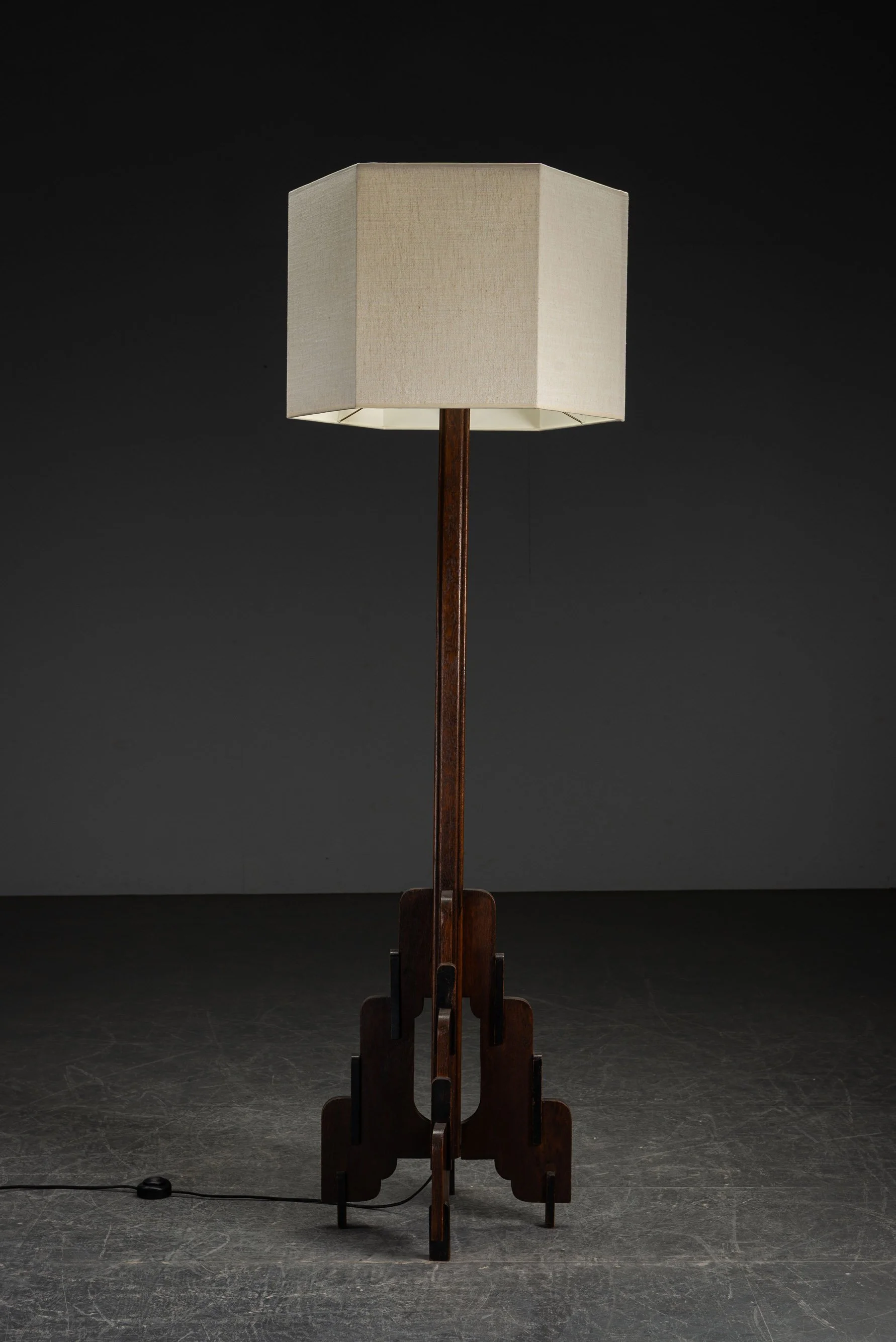 LI-2082024161812-1920s-Amsterdamse-School-Standing-Lamp_07.jpg