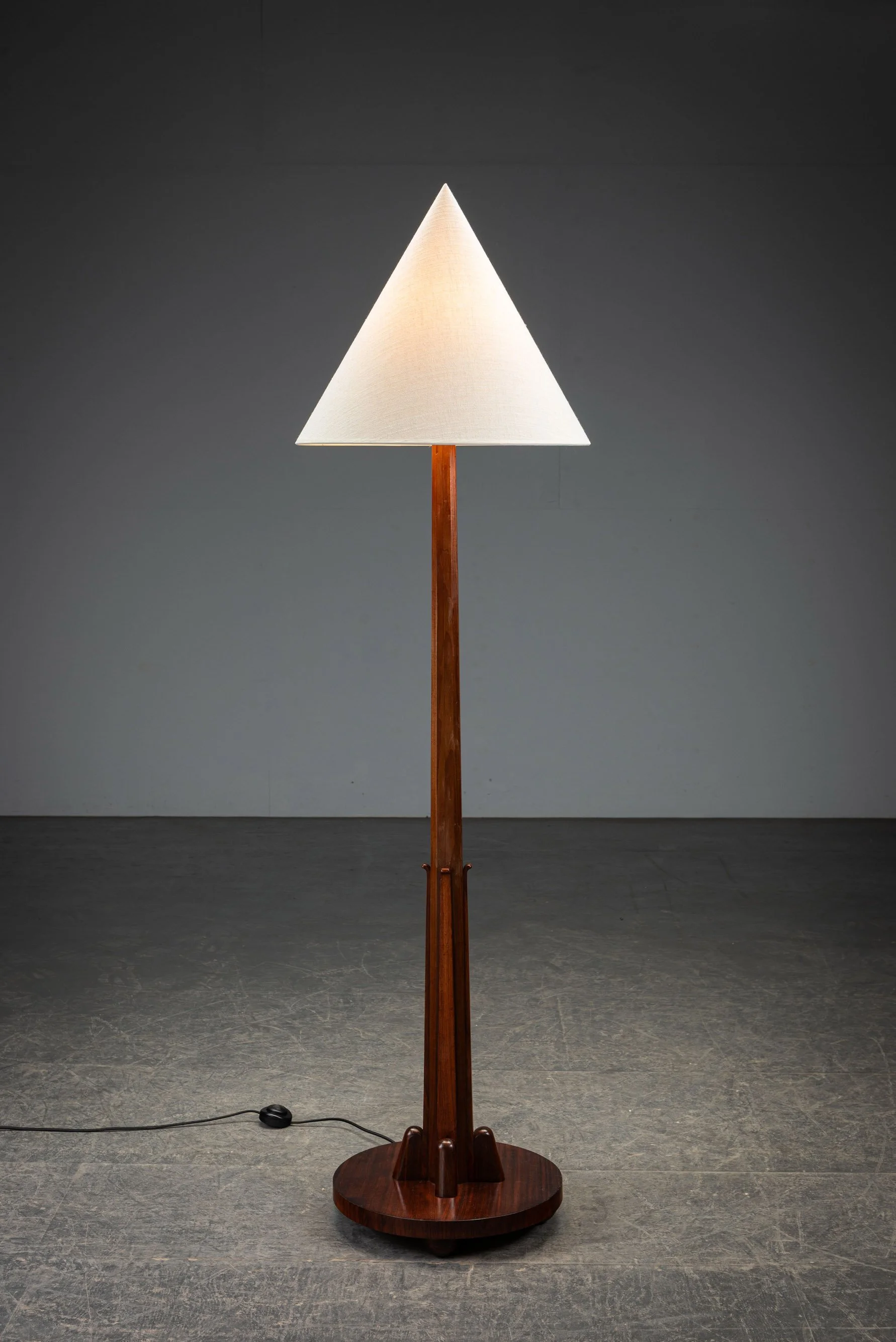 LI-2012026202301-Amsterdamse-School-Standing-Lamp-by-Willem-Penaat_01.jpg