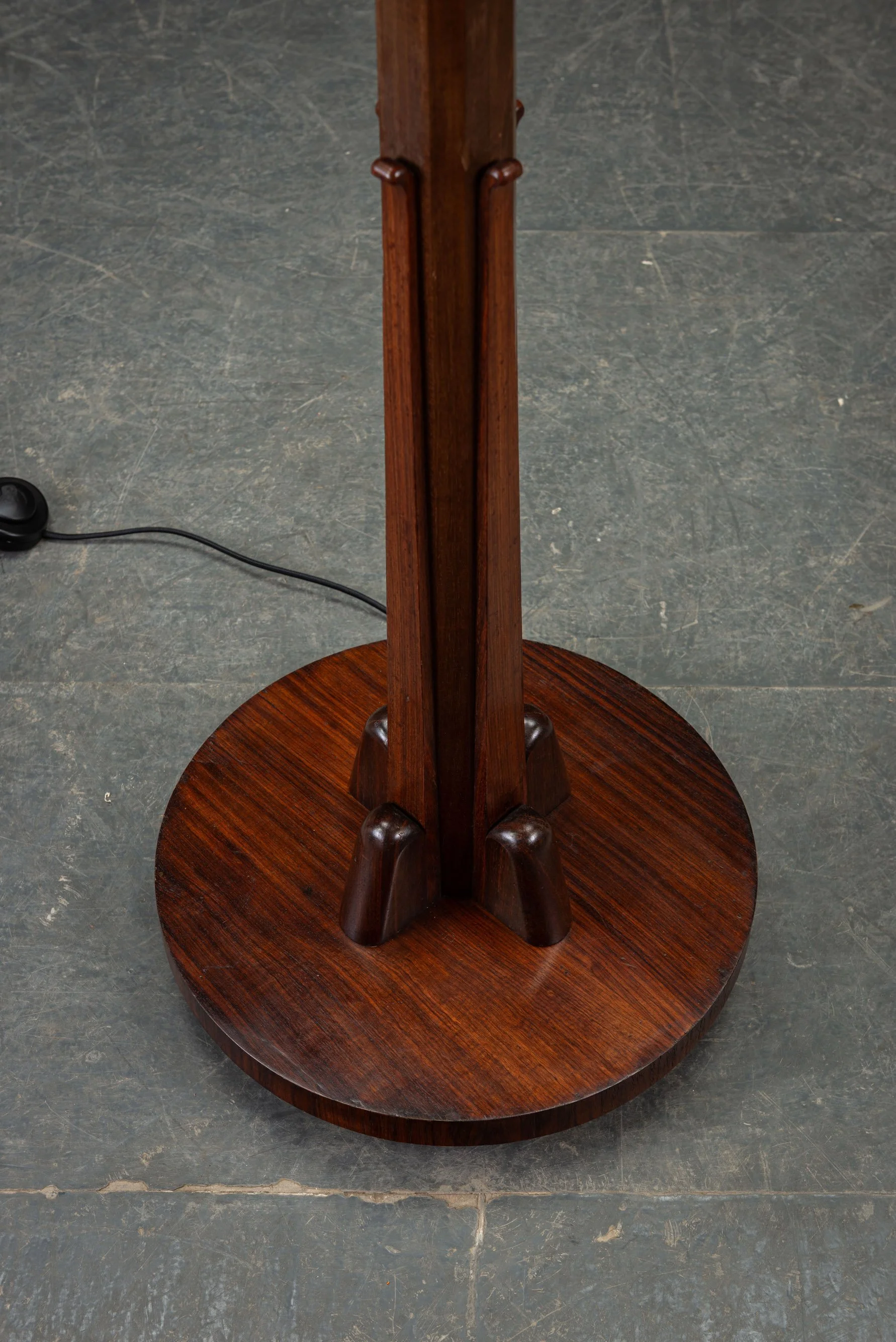 LI-2012026202301-Amsterdamse-School-Standing-Lamp-by-Willem-Penaat_04.jpg