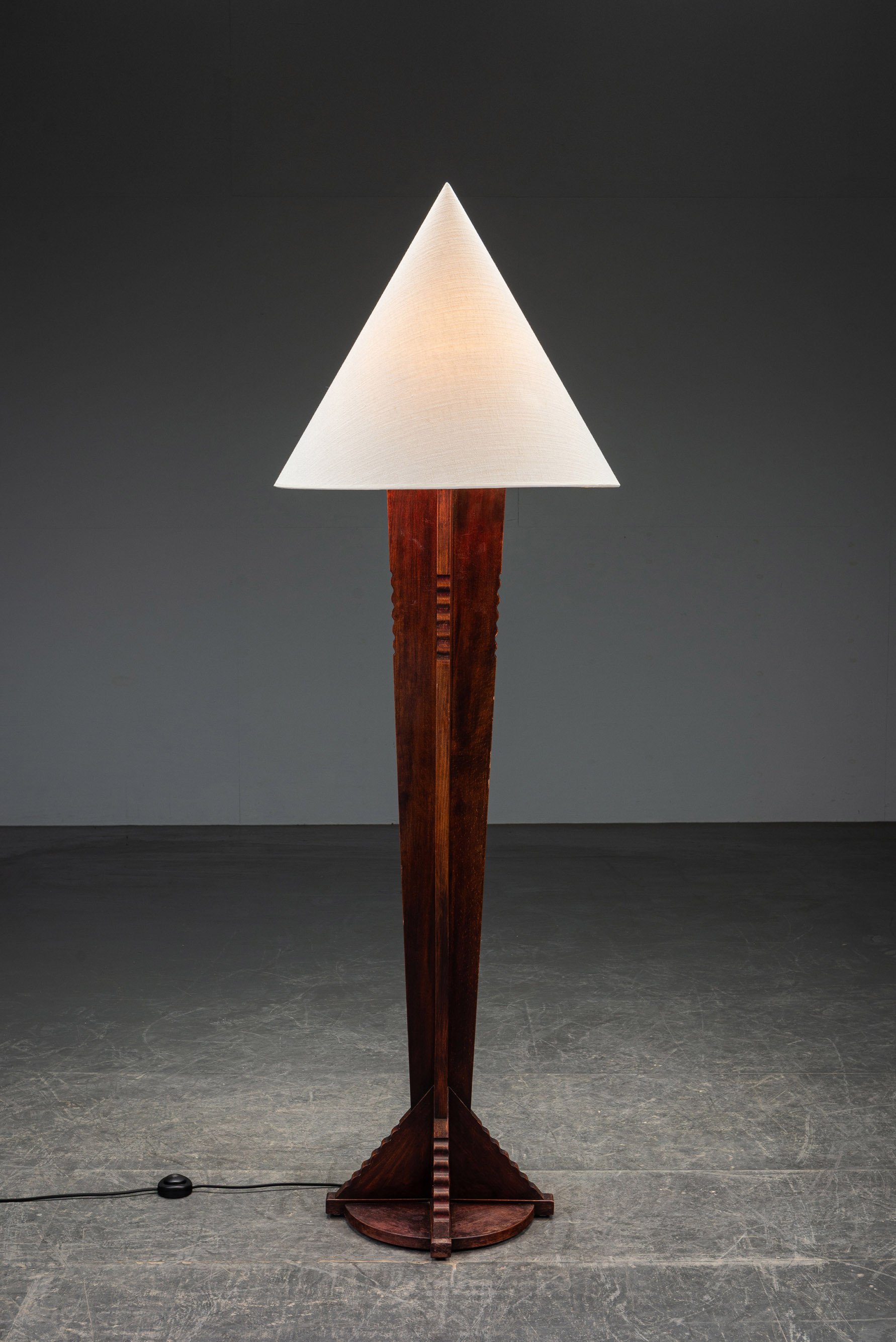 LI-2942026104849-1920s-Amsterdamse-School-Standing-Lamp_06.jpg