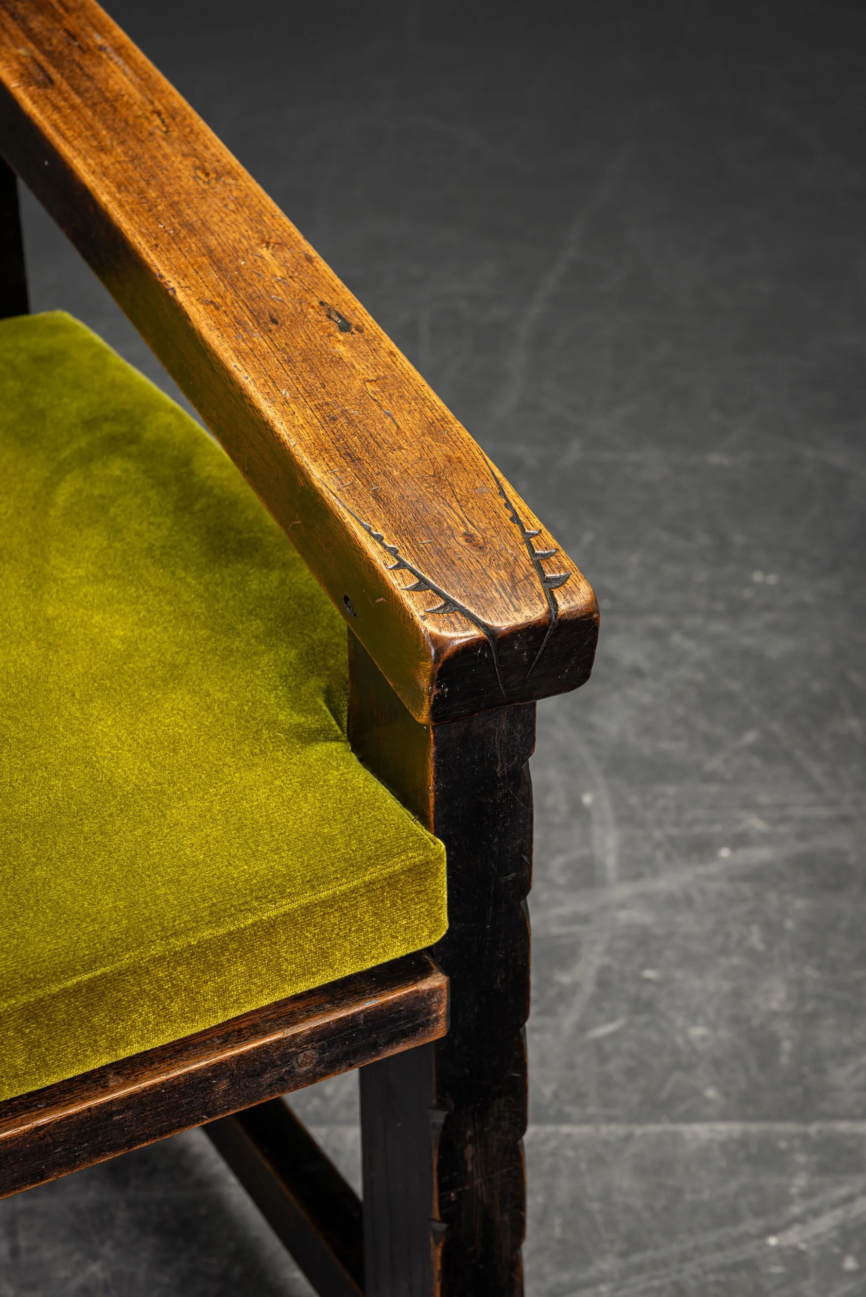 SE-6102026132624-circa-1915-Amsterdamse-School-Armchair_02.jpg