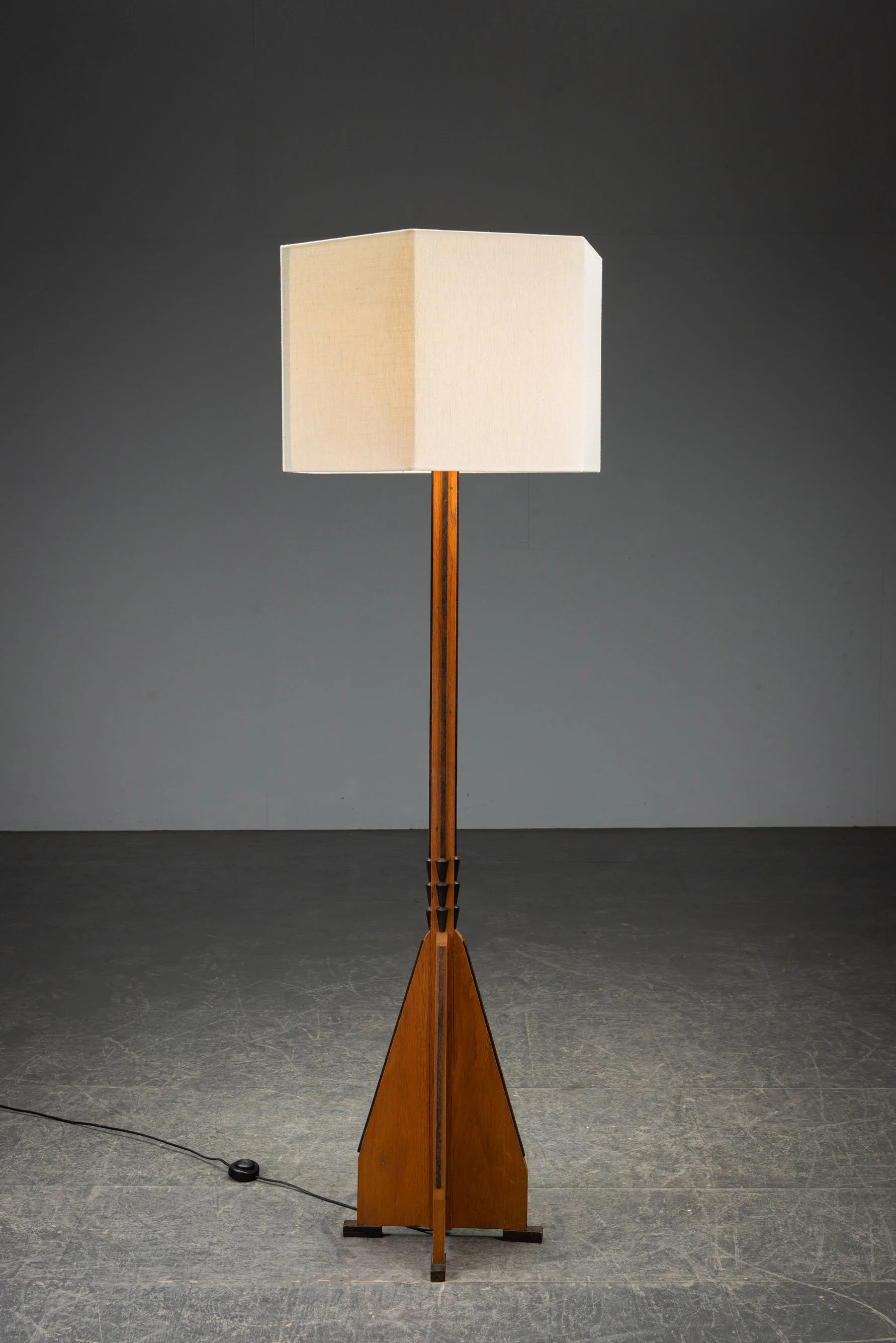 LI-22202693644-1930s-Amsterdamse-School-Standing-Lamp_06.jpg