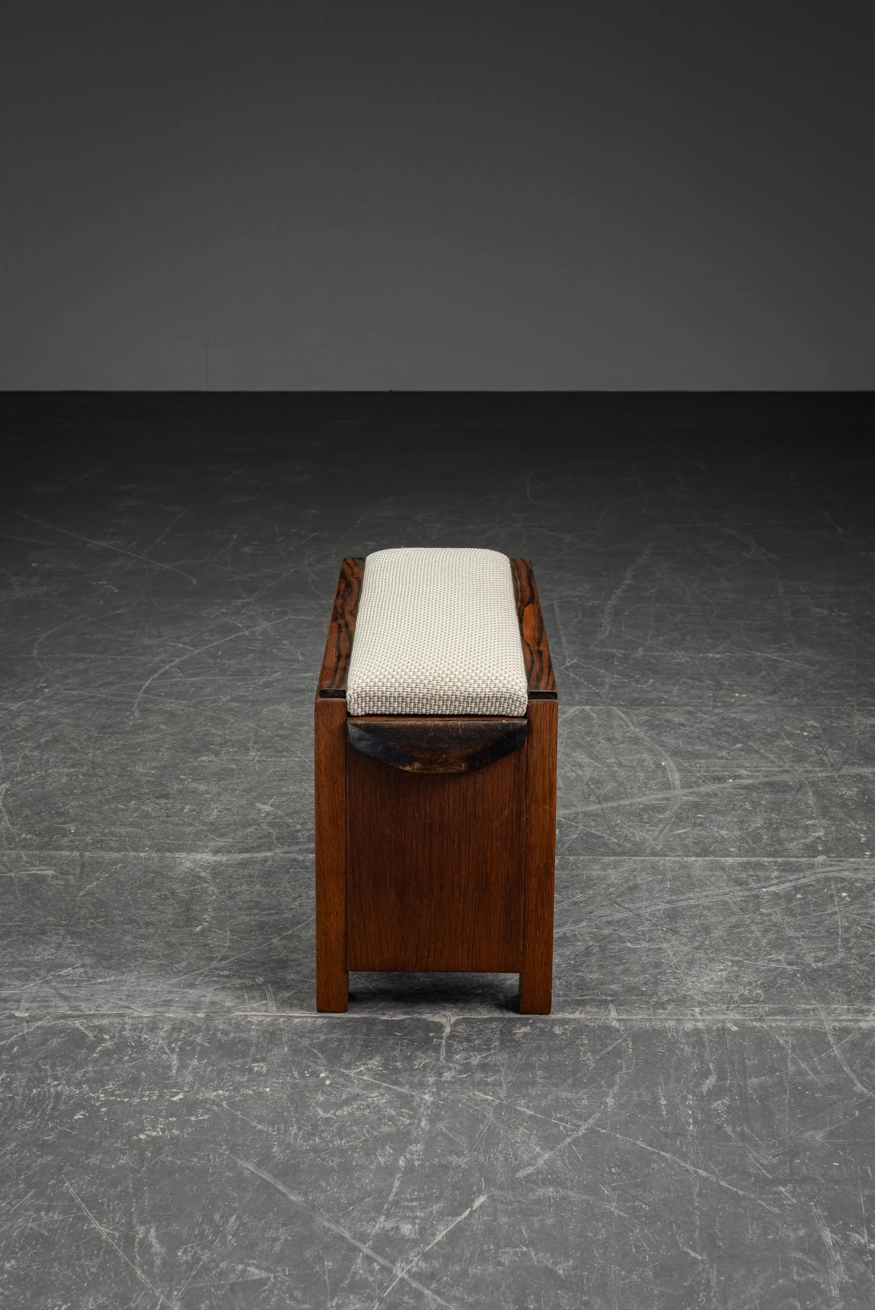 SE-2992026171356-1920s-Amsterdamse-School-Stool_04.jpg