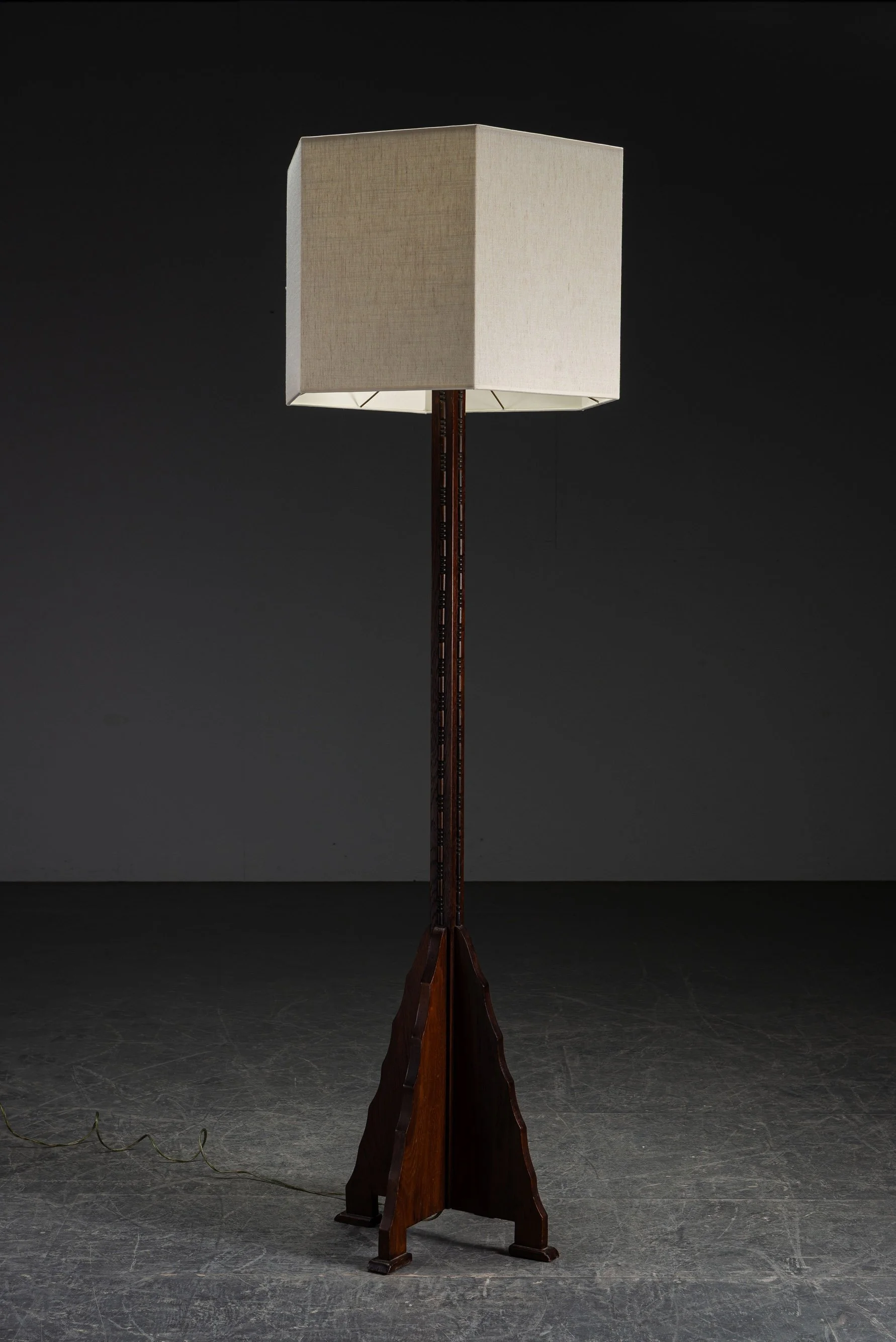 LI-2972025171632-1930s-Amsterdamse-School-Standing-Lamp_02.jpg