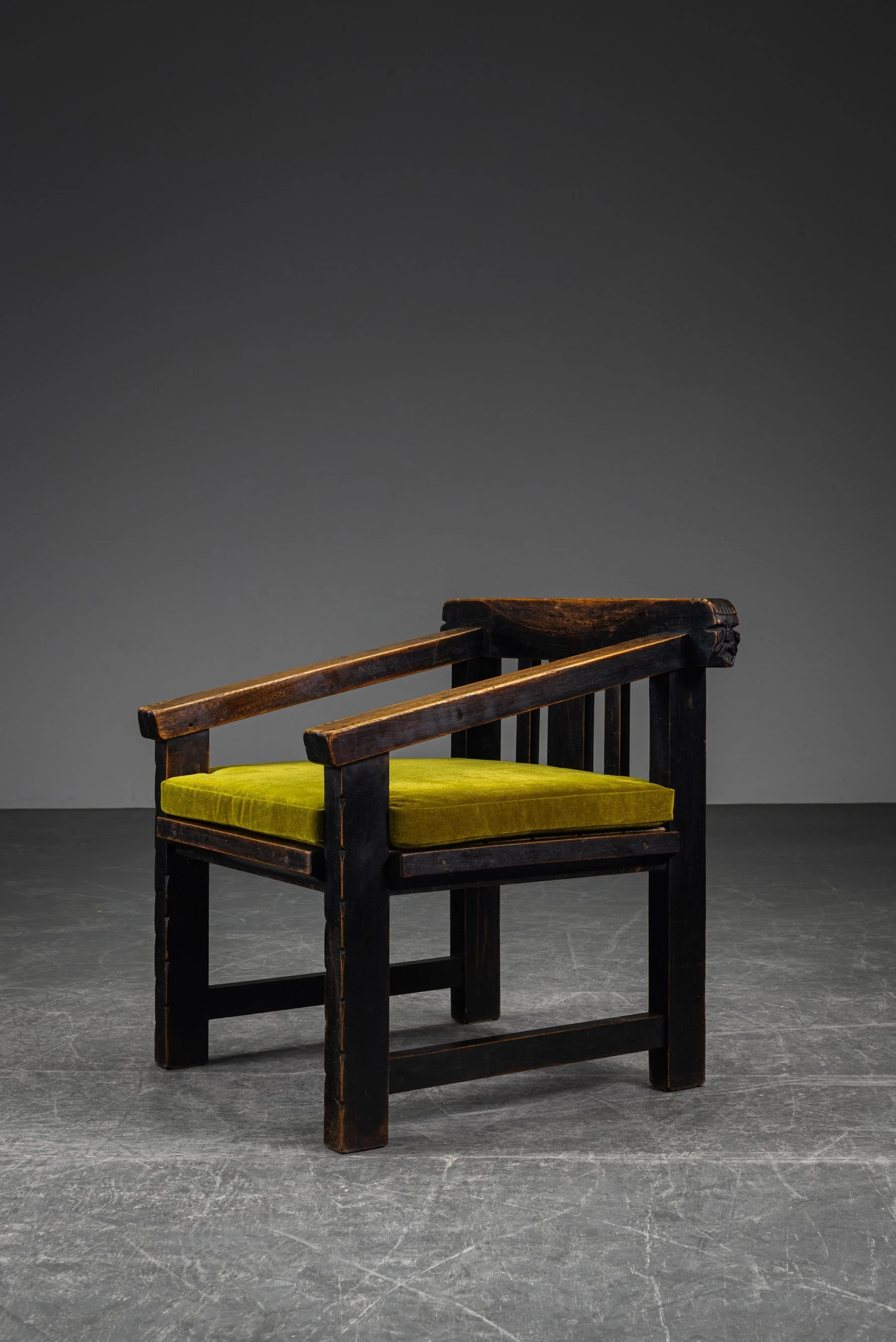 SE-6102026132624-circa-1915-Amsterdamse-School-Armchair_12.jpg