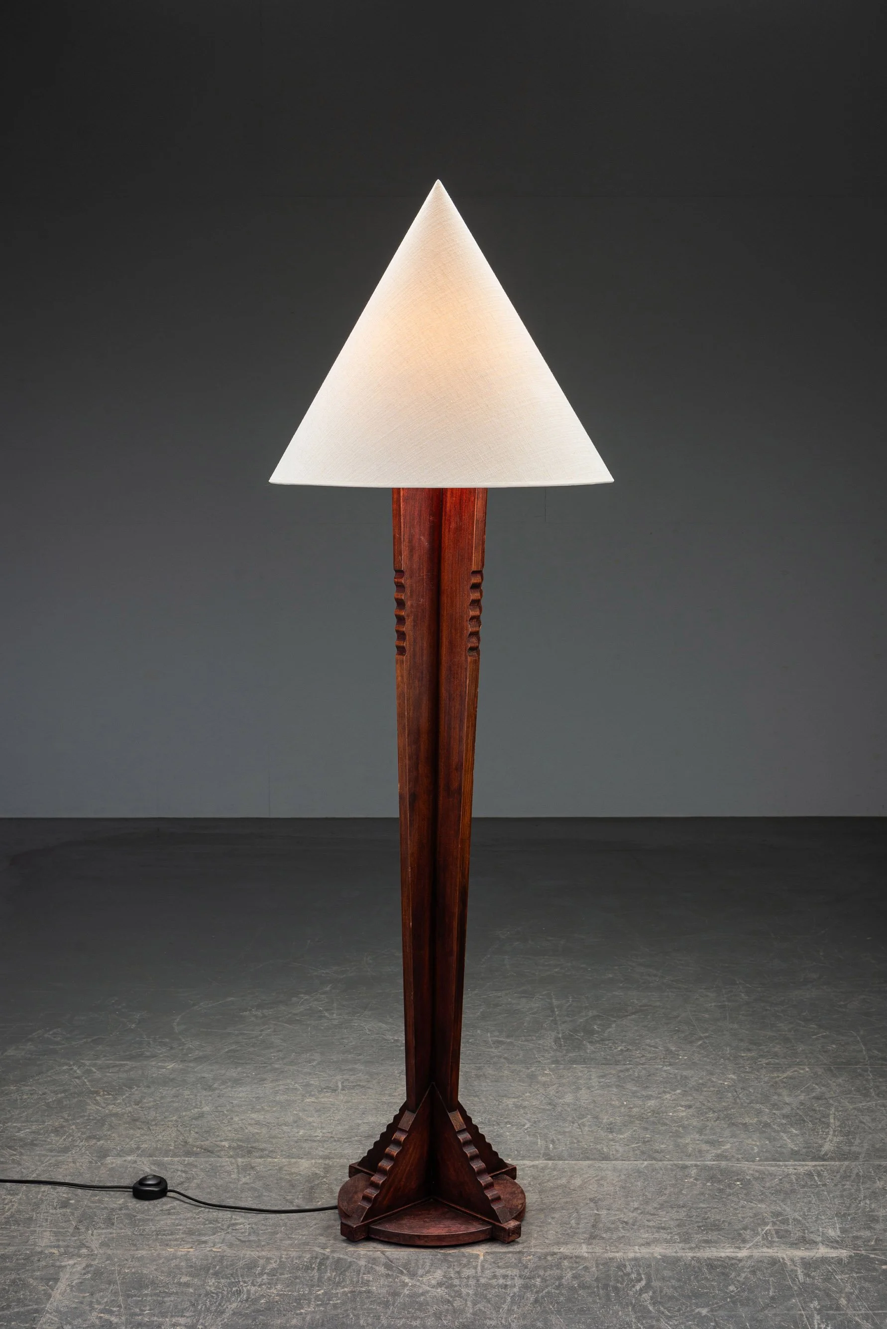 LI-2942026104849-1920s-Amsterdamse-School-Standing-Lamp_04.jpg
