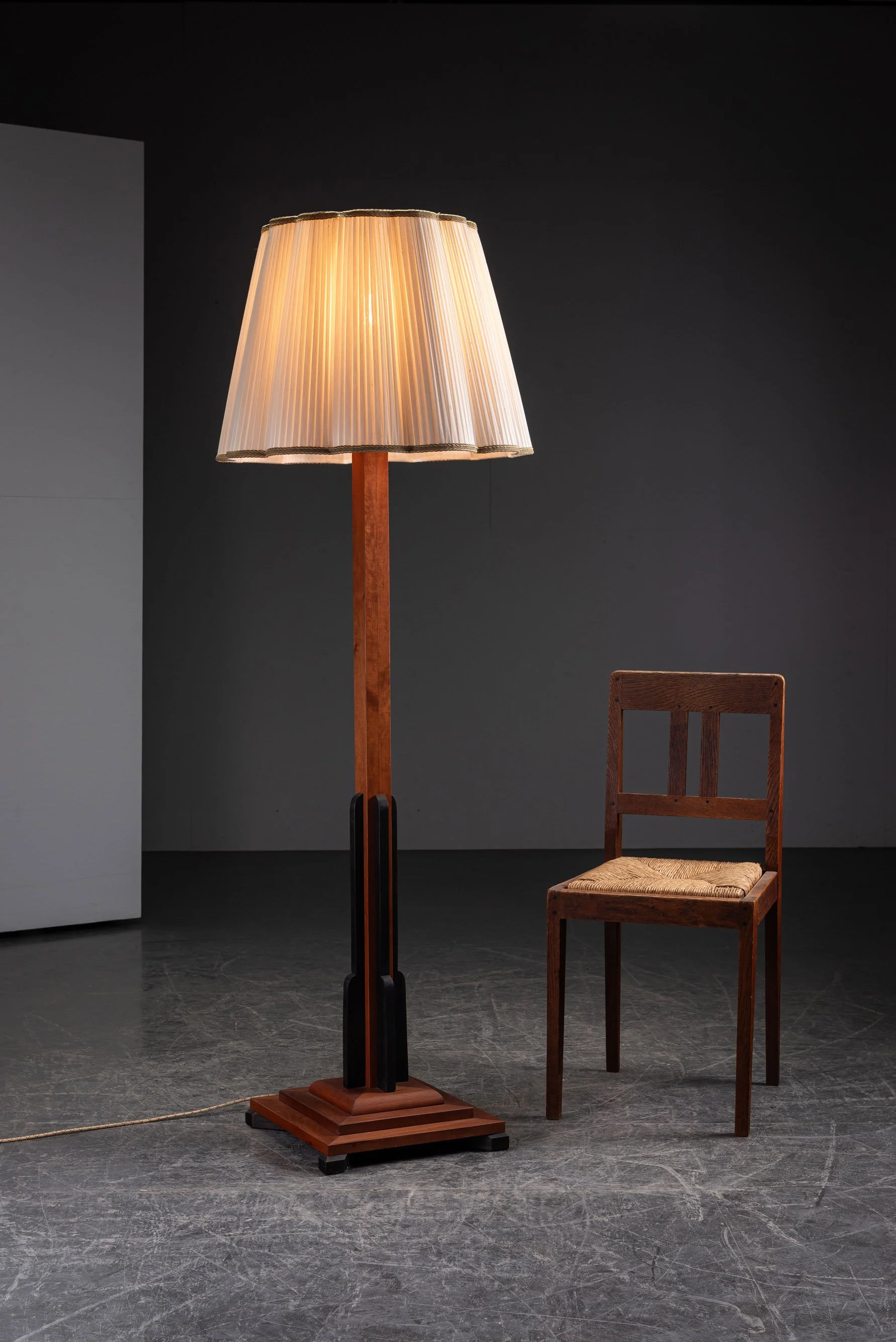 LI-2972025200921-1980s-Amsterdamse-School-Standing-Lamp_08.jpg
