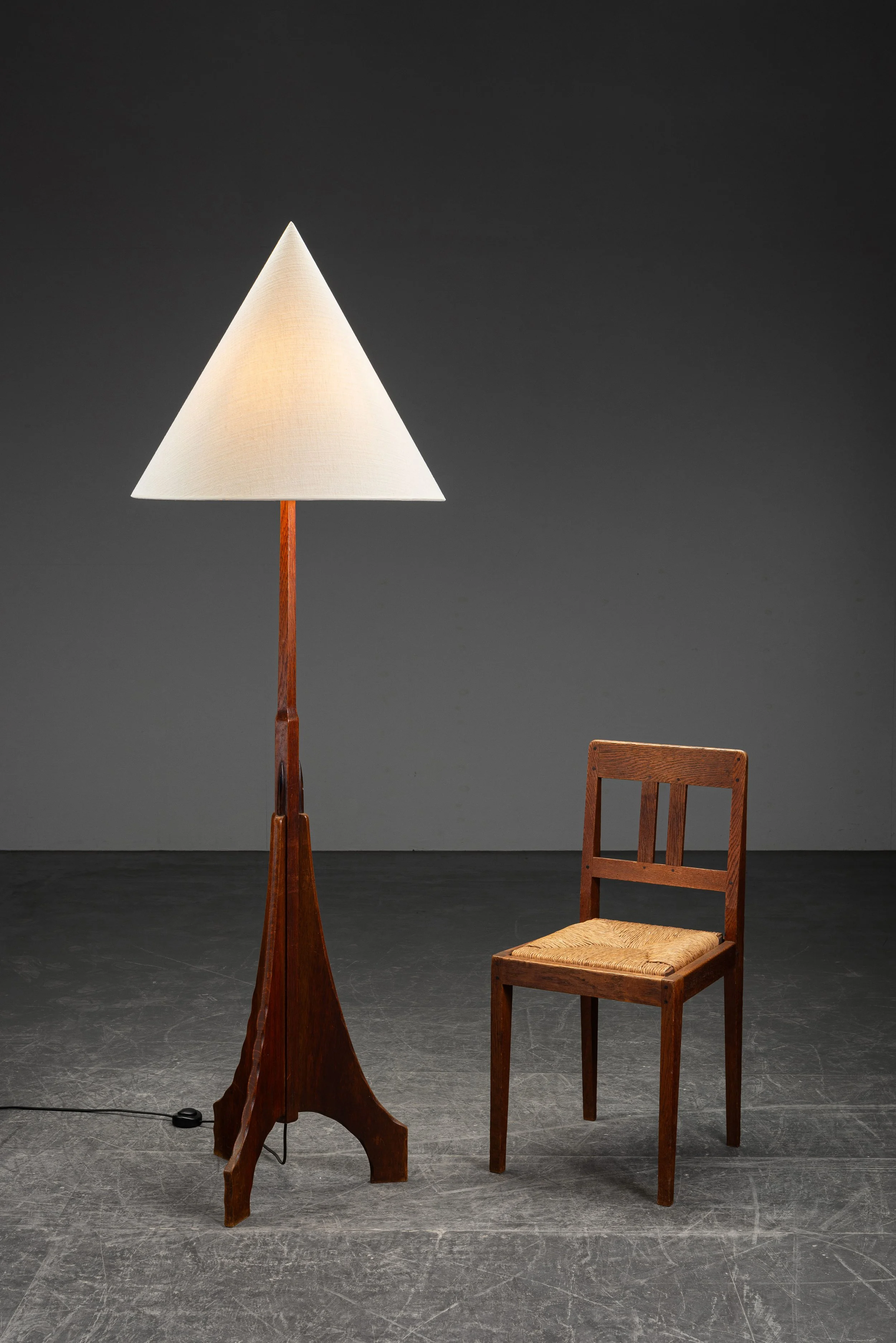 LI-142024155526-1920s-Amsterdamse-School-Standing-Lamp_08.jpg