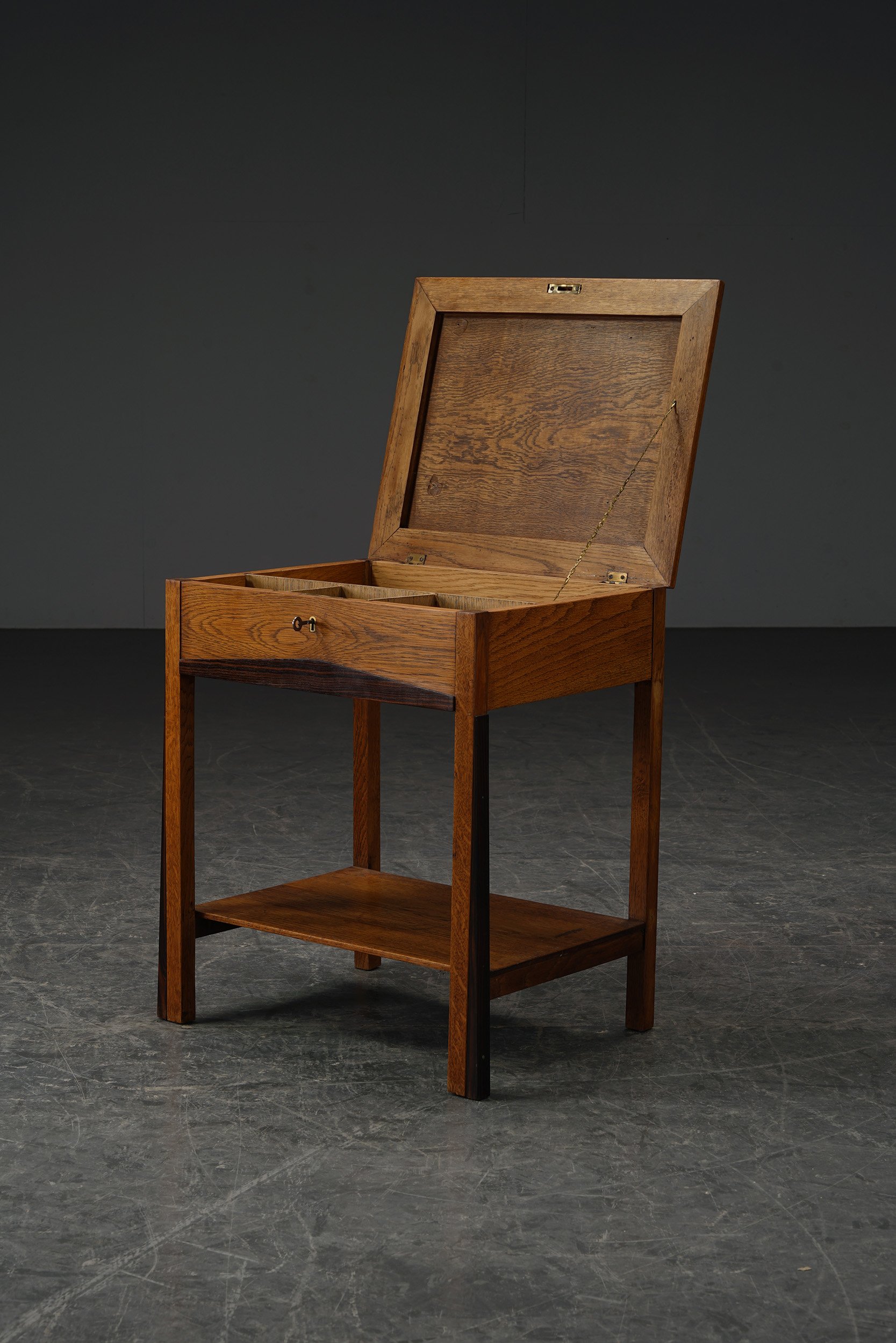 TA-1862025193113-1930s-Amsterdamse-School-Side-Table_02.jpg