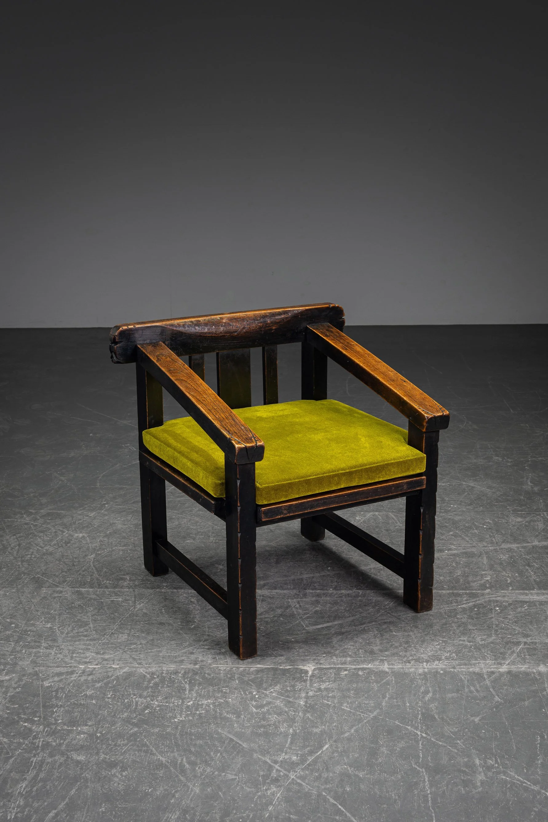 SE-6102026132624-circa-1915-Amsterdamse-School-Armchair_03.jpg
