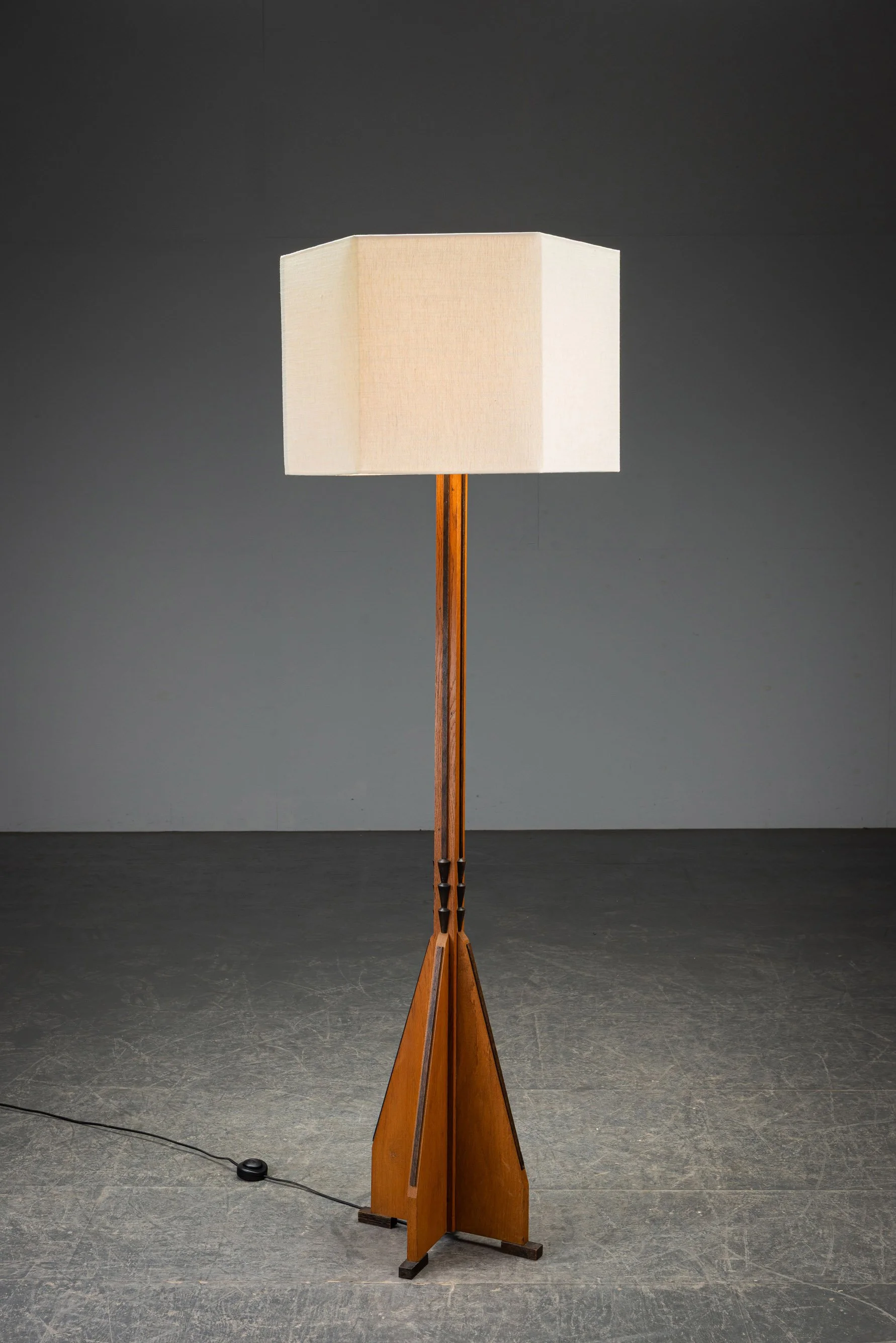 LI-22202693644-1930s-Amsterdamse-School-Standing-Lamp_03.jpg