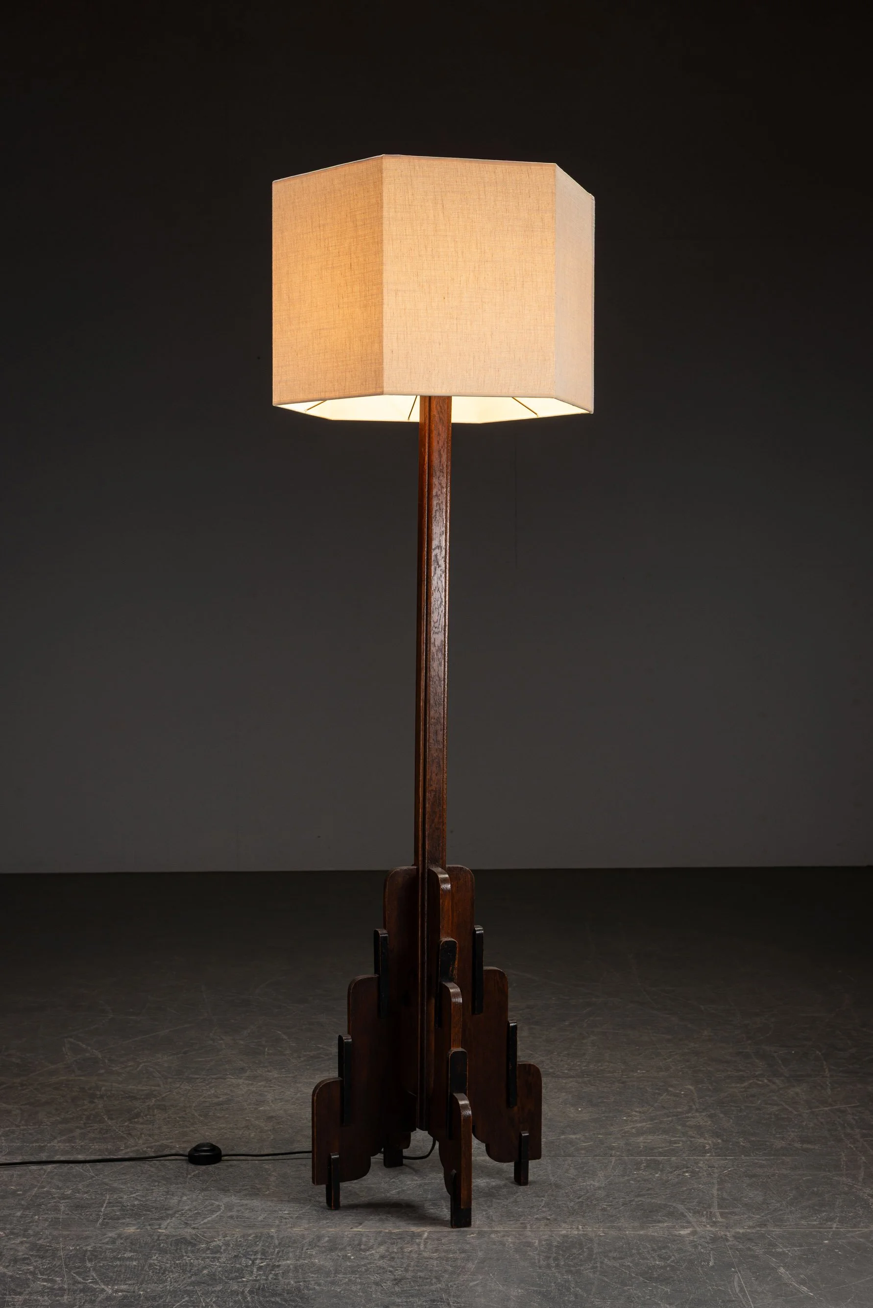 LI-2082024161812-1920s-Amsterdamse-School-Standing-Lamp_01.jpg
