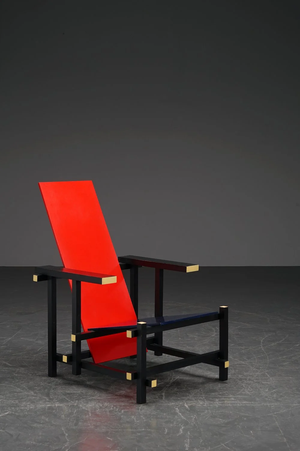 SE-1012023111045-Gerrit-Rietveld-Red-Blue-Chair_01.JPG