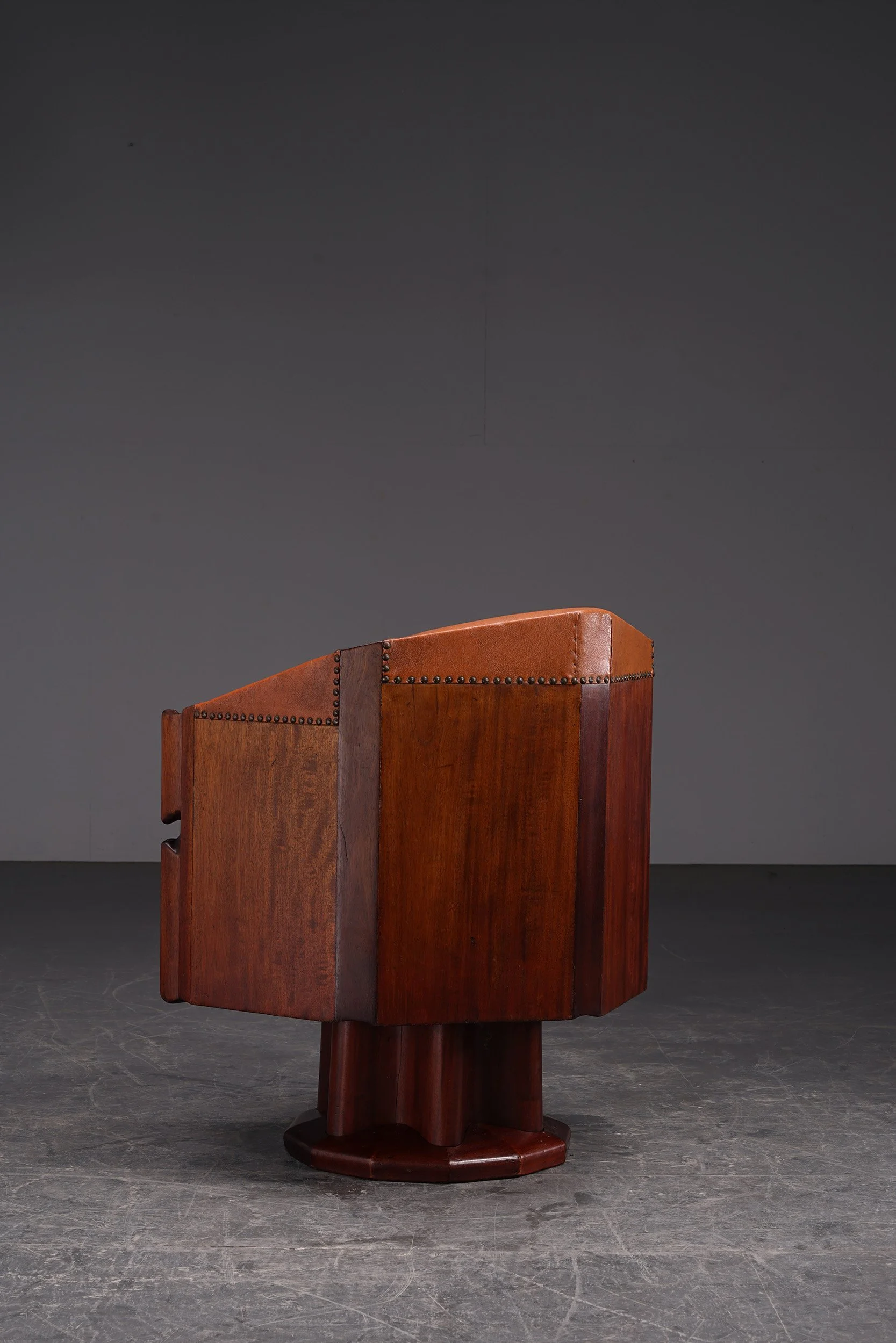 SE-1262025160459-Amsterdamse-School-Swivelling-Executive-Desk-Chair-by-Architect-Michel-de-Klerk_04.jpg