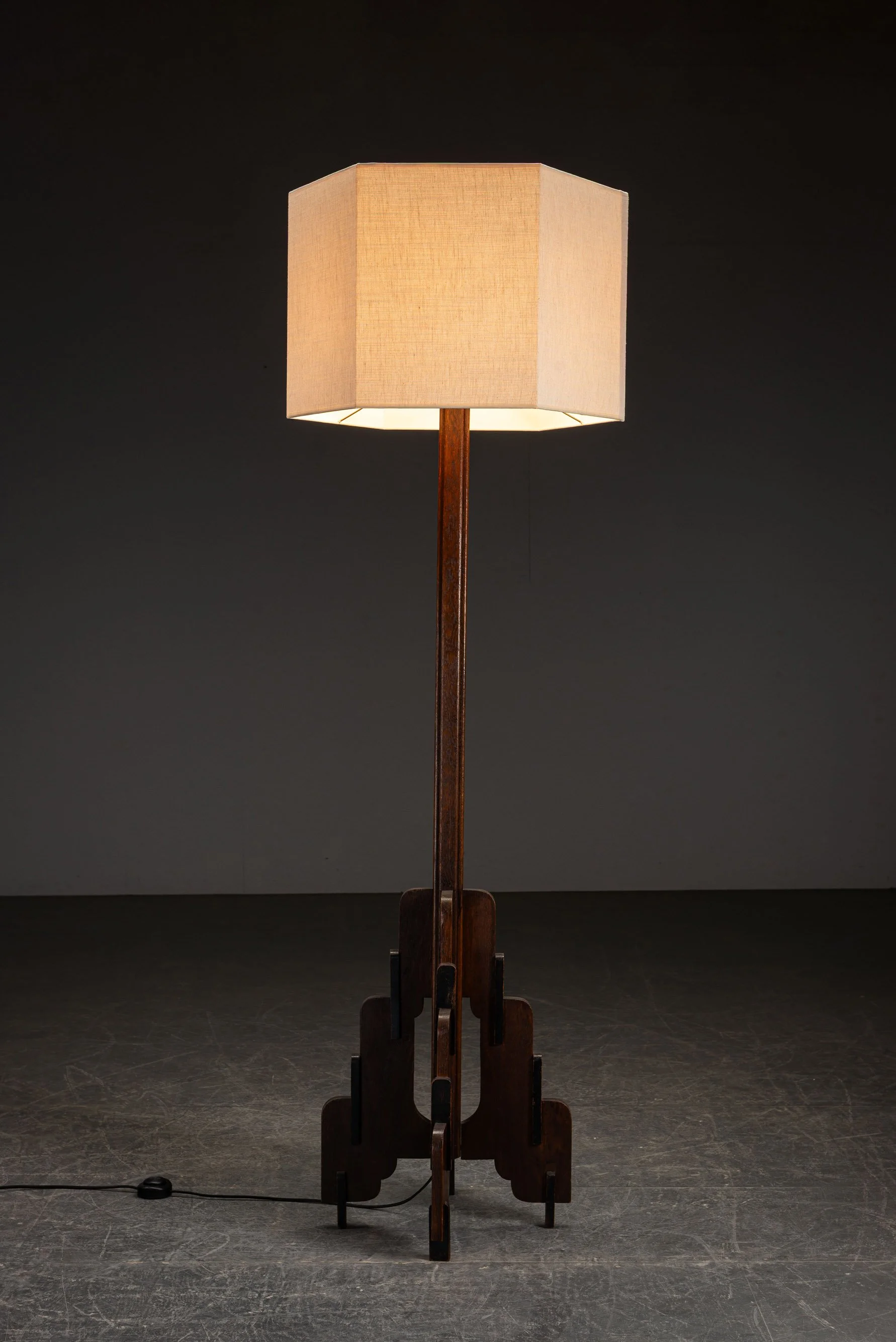 LI-2082024161812-1920s-Amsterdamse-School-Standing-Lamp_02.jpg