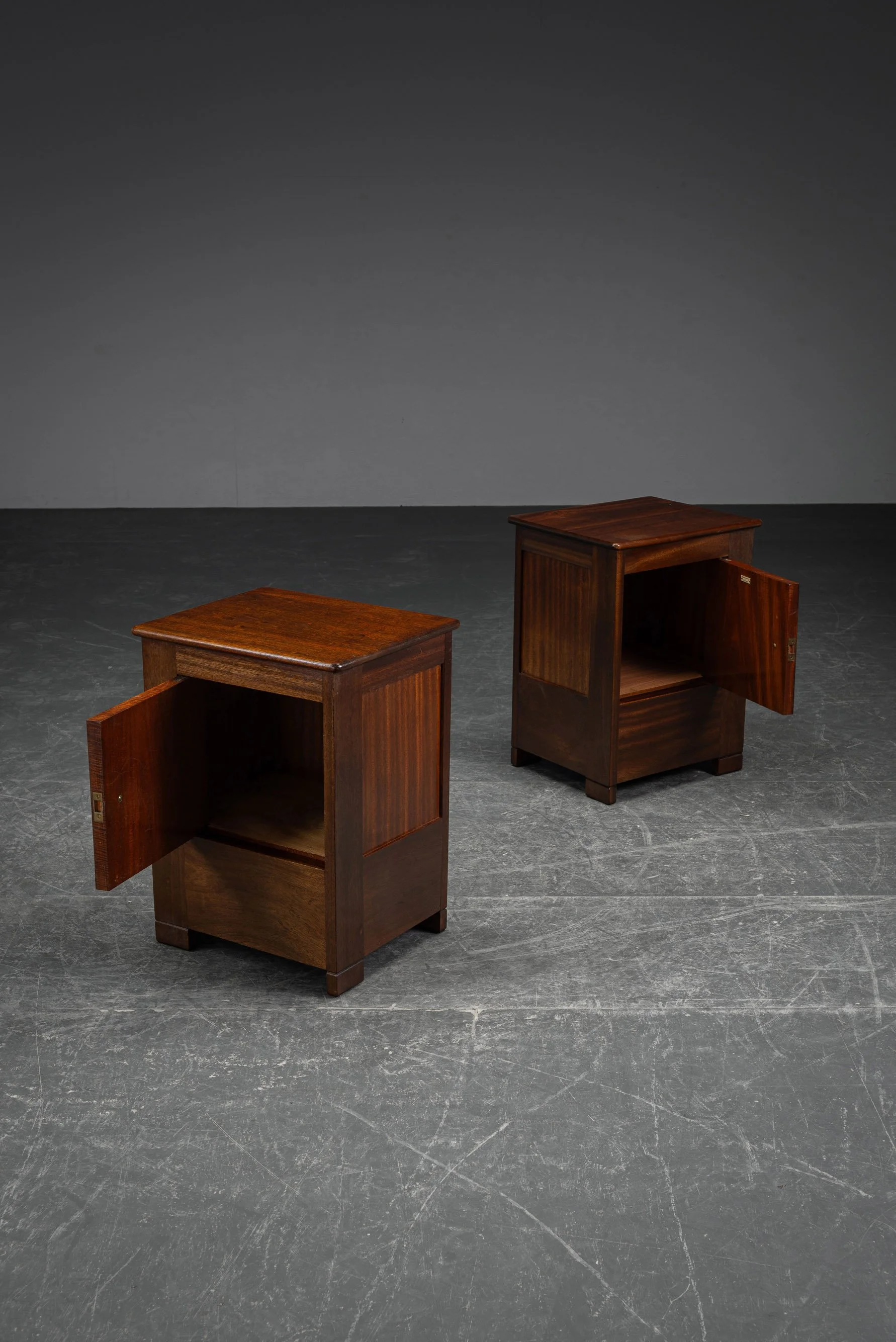 TA-2992026181832-1920s-Modernist-Nightstands_07.jpg