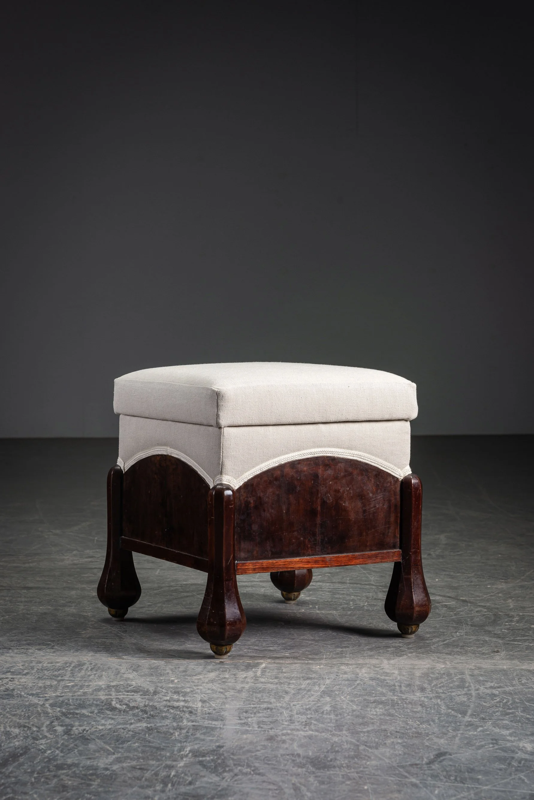 SE-2632024222427-1910s-Antique-Stool_02.jpg