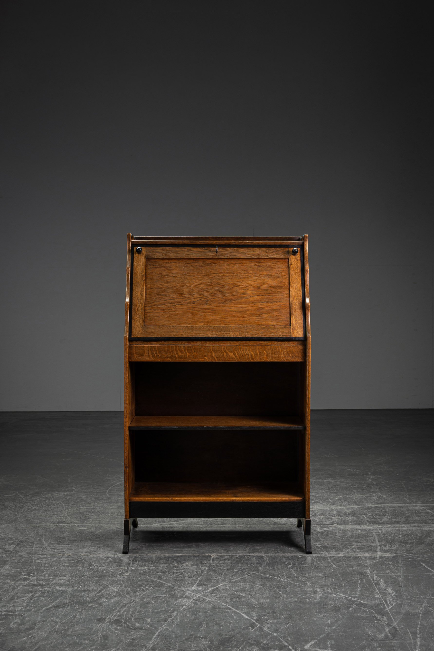 ST-2992026182142-1920s-Amsterdamse-School-Desk_08.jpg