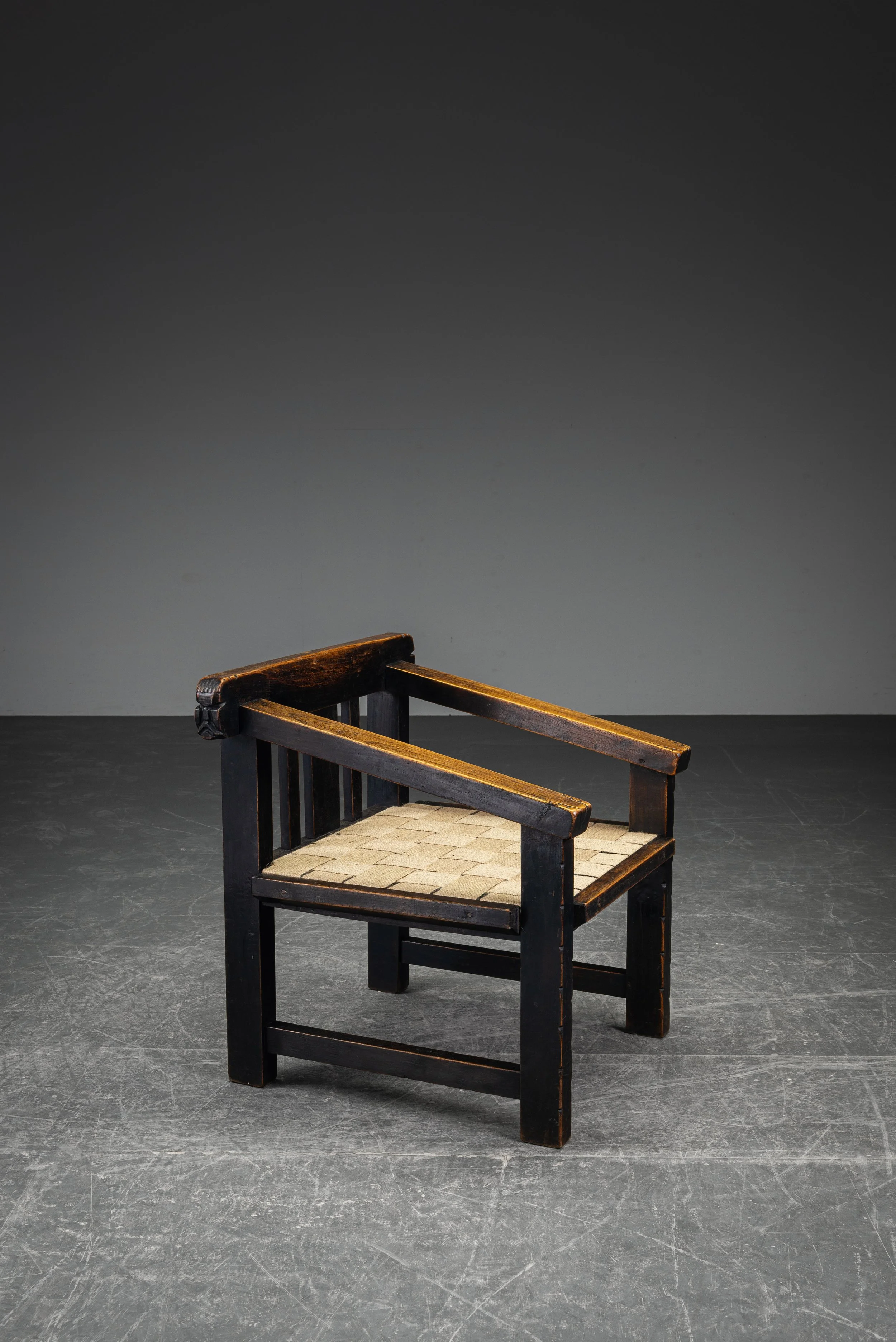 SE-6102026132624-circa-1915-Amsterdamse-School-Armchair_01.jpg