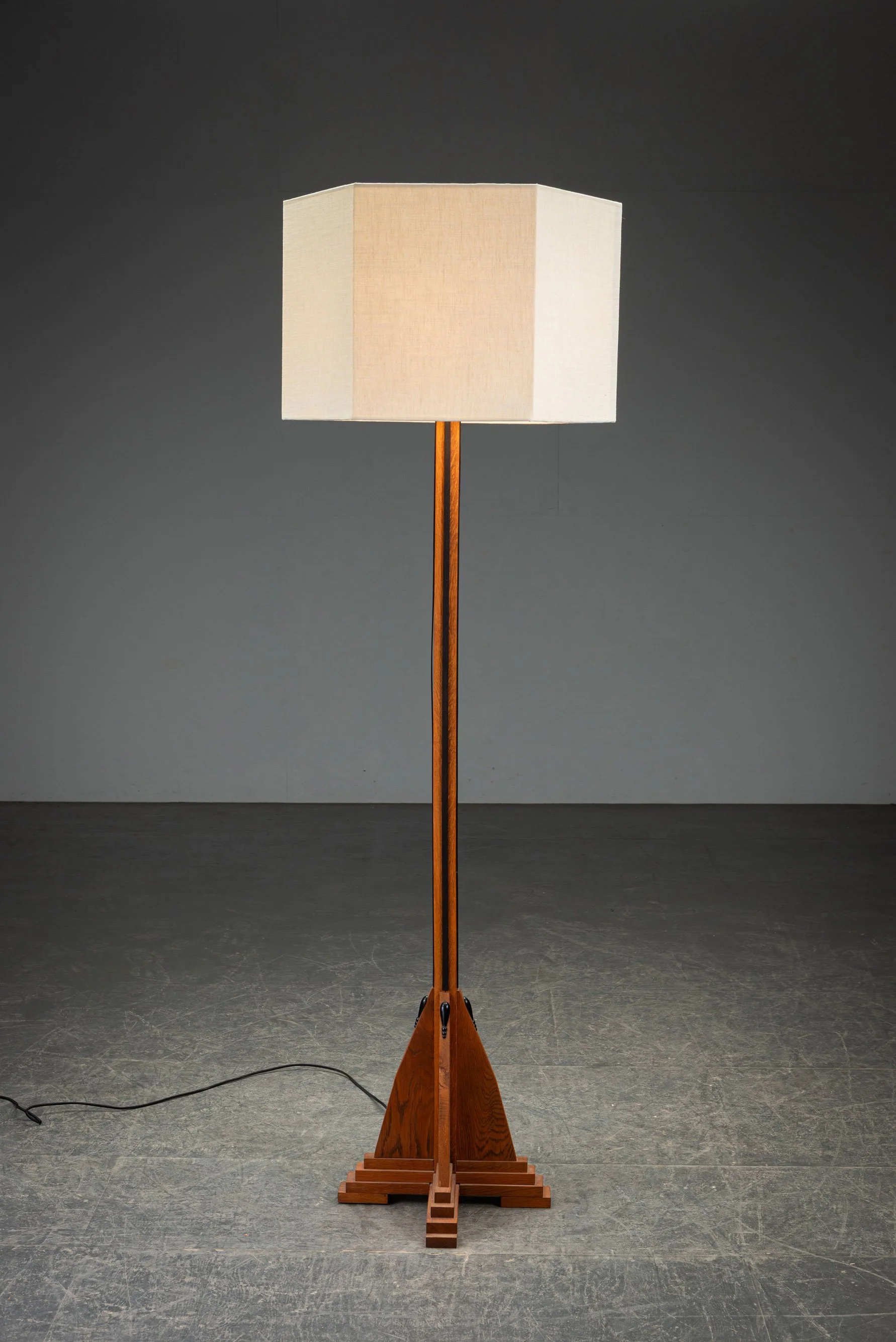 LI-22202694042-1930s-Amsterdamse-School-Standing-Lamp_07.jpg
