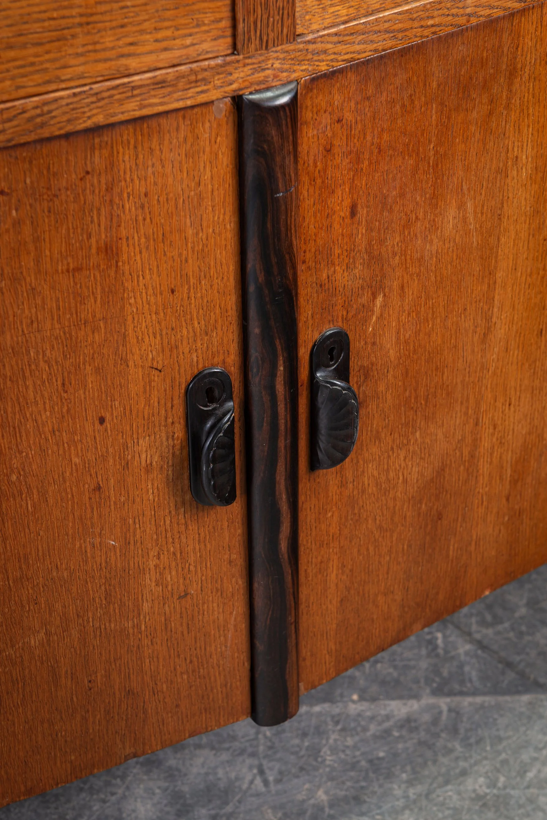 ST-1862026130400-1930s-Amsterdamse-School-Sideboard_03.jpg