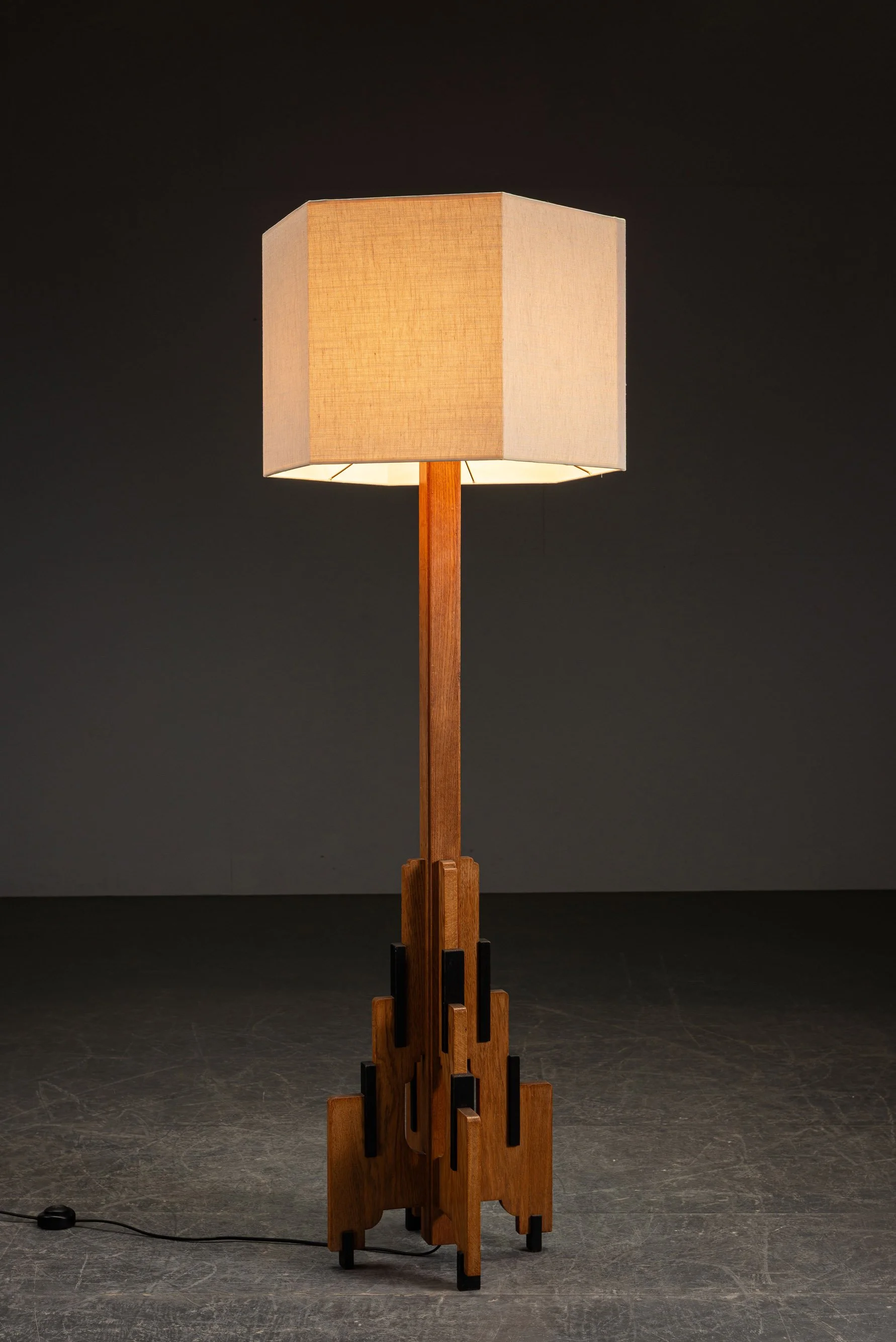 LI-2432024171127-Genneper-Molen-Amsterdamse-School-Standing-Lamp_01.jpg