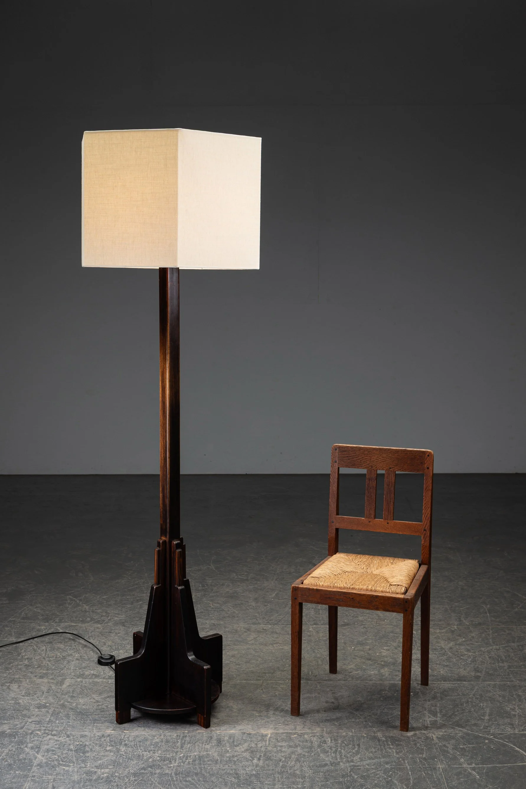 LI-22202693857-1920s-Amsterdamse-School-Standing-Lamp_08.jpg