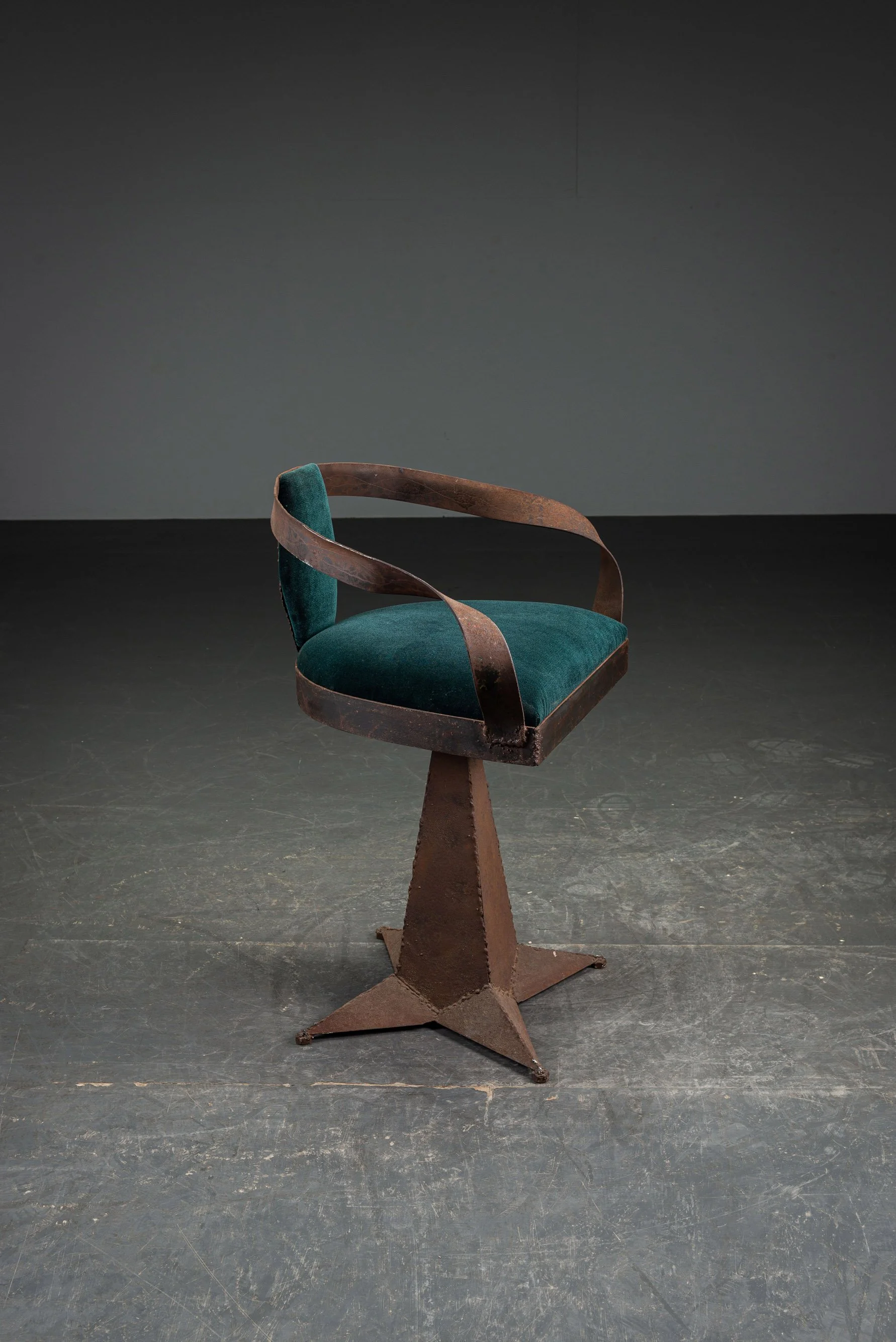 SE-432026195105-1980s-Sculptural-Accent-Chair_01.jpg