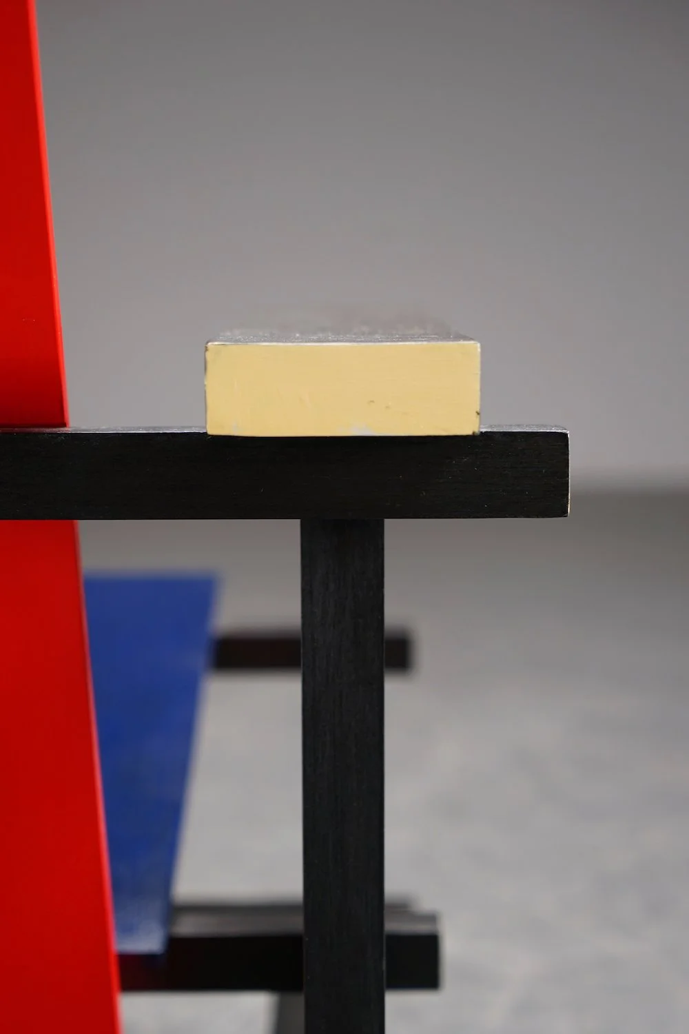 SE-1012023111045-Gerrit-Rietveld-Red-Blue-Chair_11.JPG