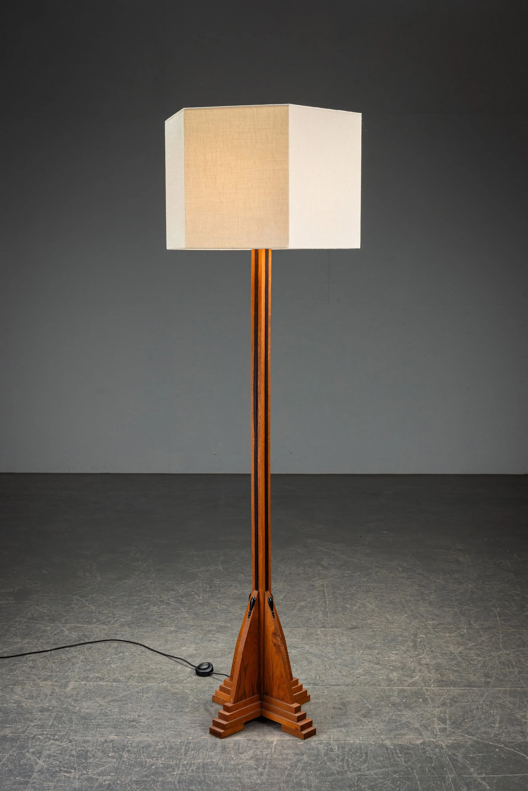 LI-22202694042-1930s-Amsterdamse-School-Standing-Lamp_05.jpg