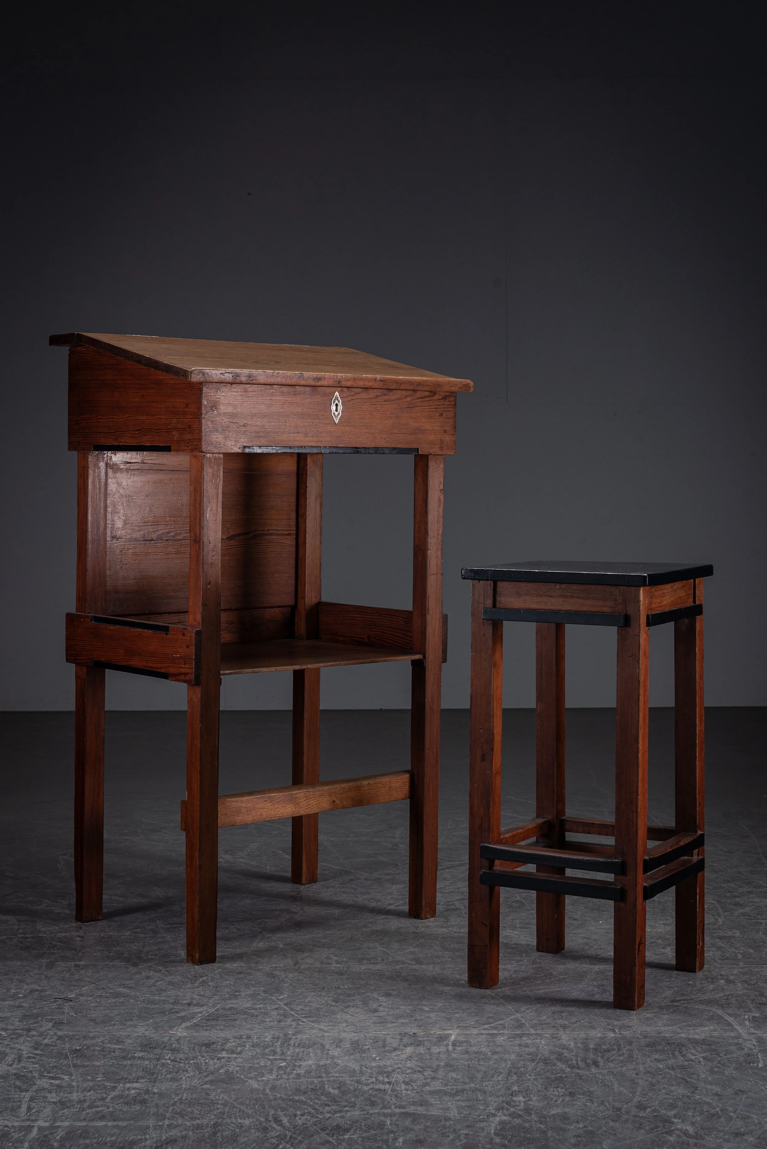 TA-27102025180825-Architectural-Lectern-or-Drawing-Table-with-Stool_02.jpg