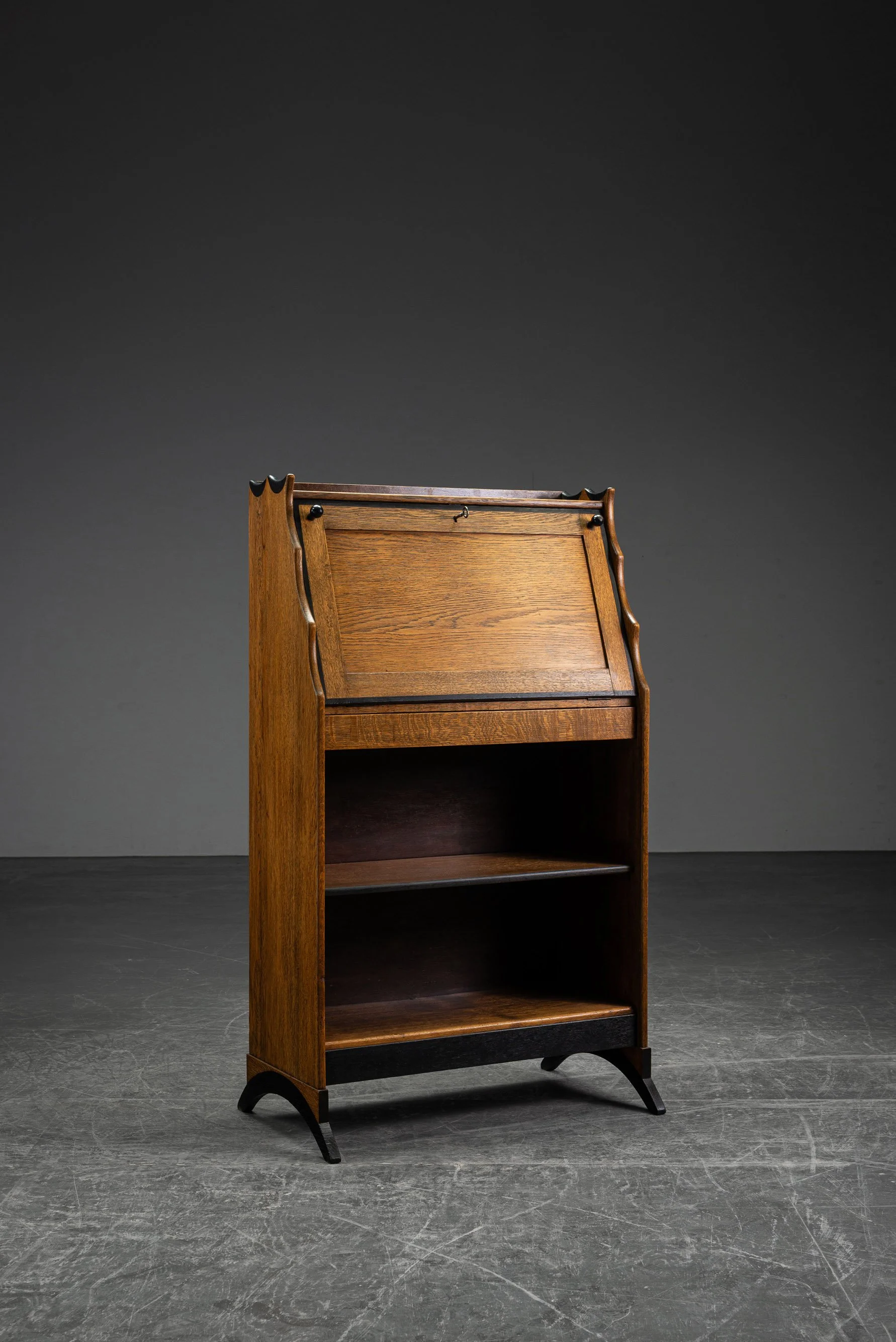 ST-2992026182142-1920s-Amsterdamse-School-Desk_01.jpg