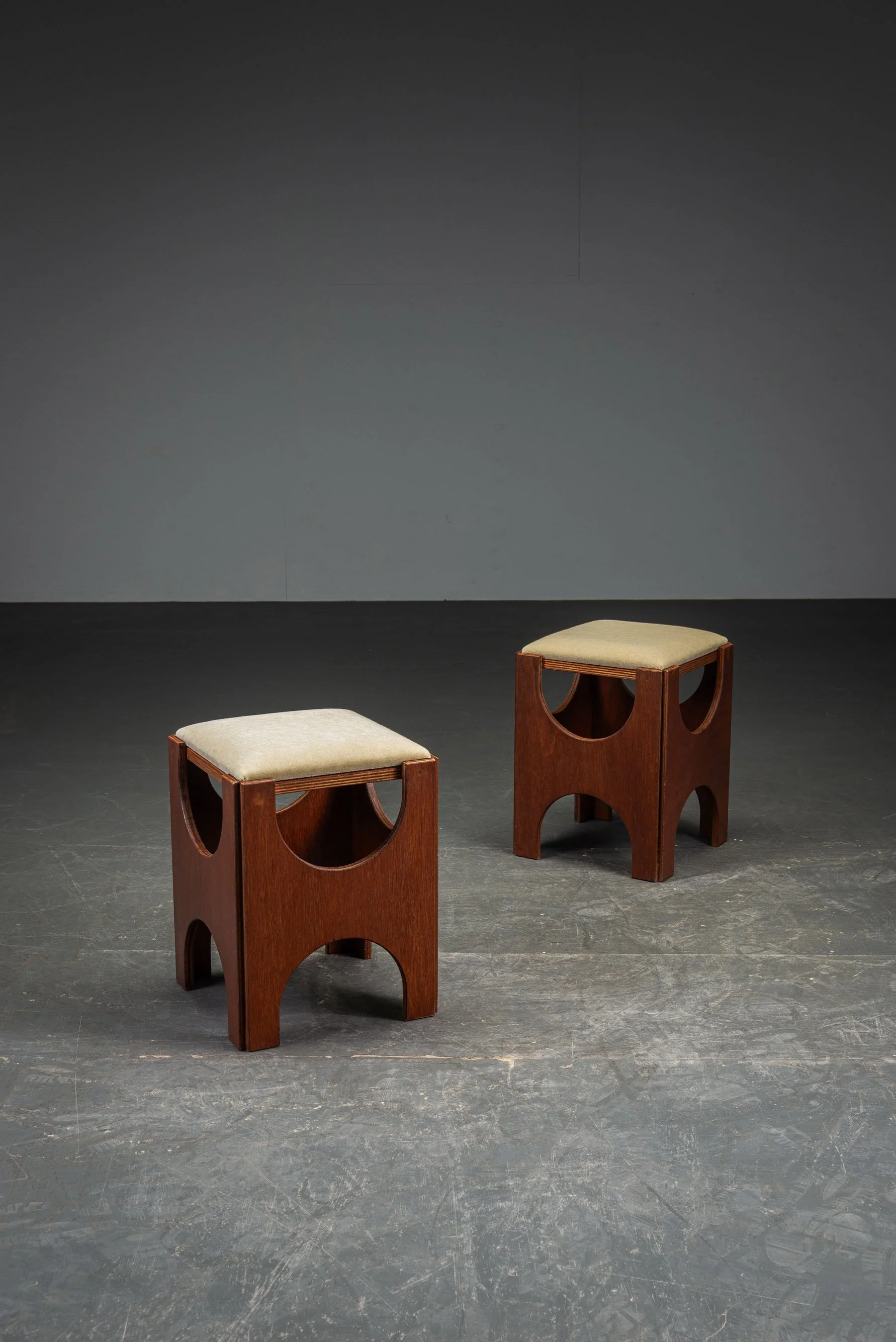 SE-280225152735+SE-280225152737-Modernist-Stools-by-Architect-Charles-Vandenhove_02.jpg
