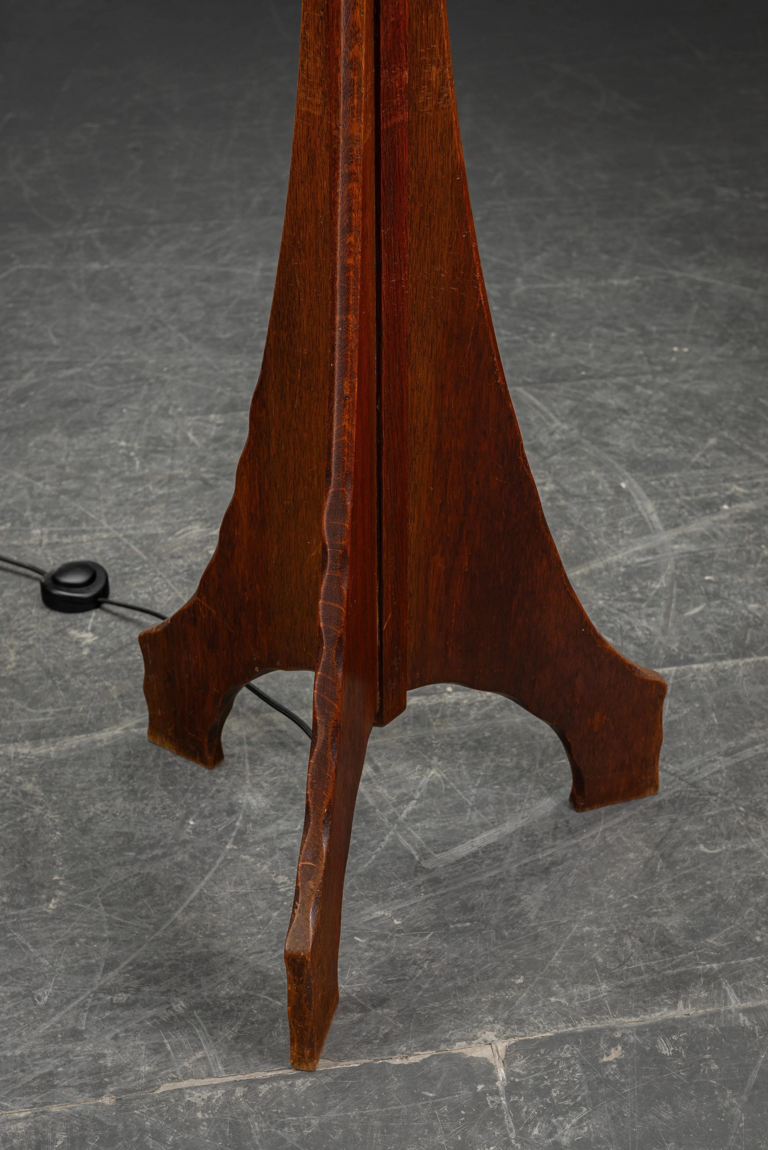 LI-142024155526-1920s-Amsterdamse-School-Standing-Lamp_04.jpg