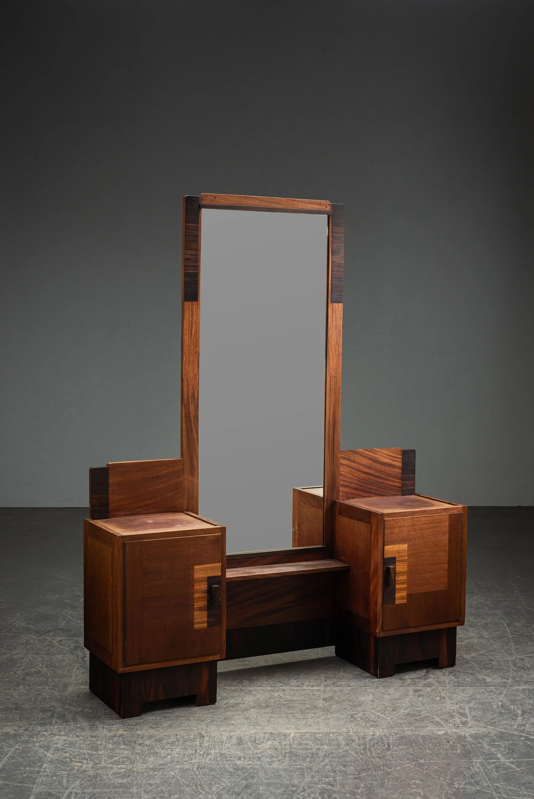 't Woonhuys Amsterdamse School Vanity Table