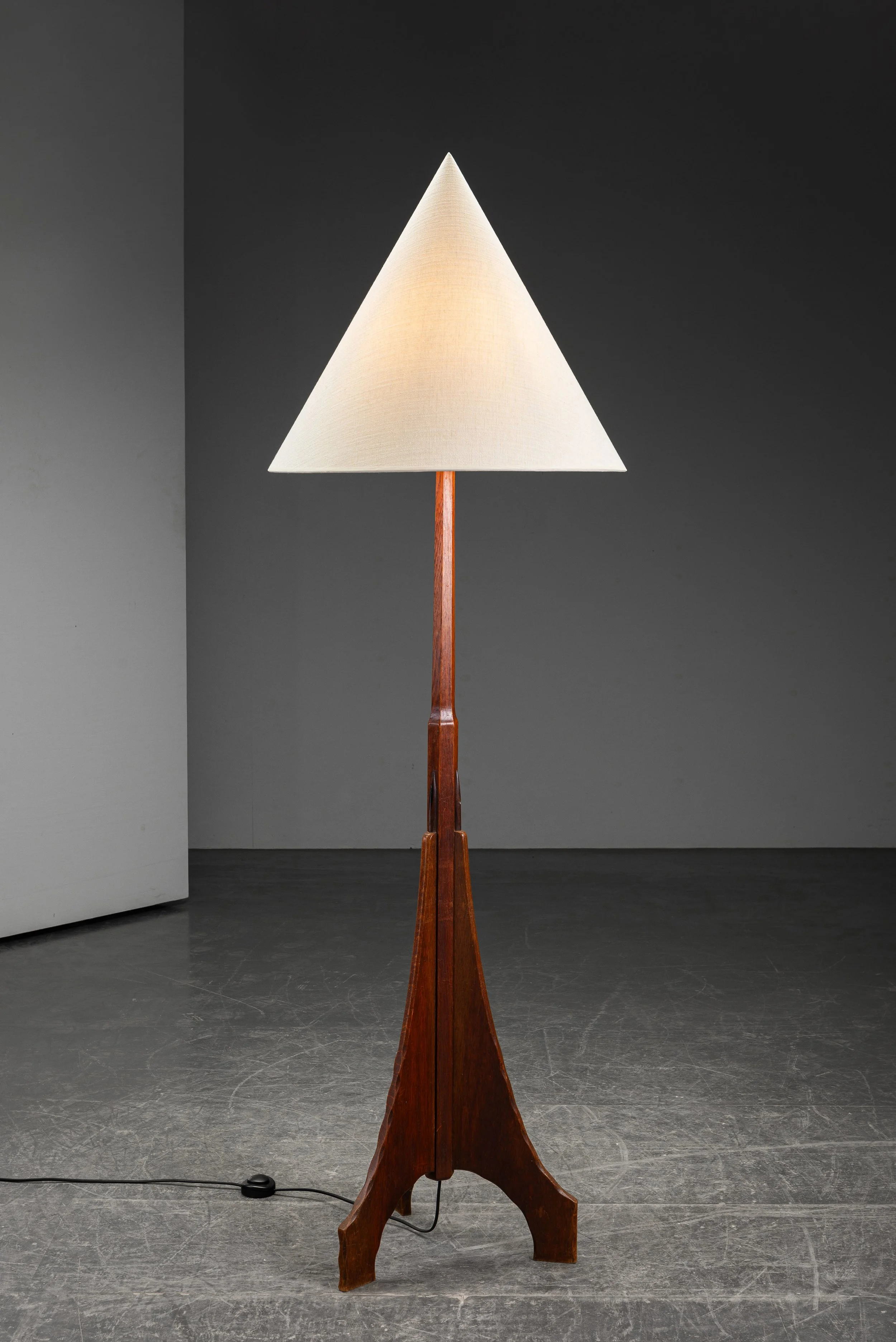 LI-142024155526-1920s-Amsterdamse-School-Standing-Lamp_01.jpg