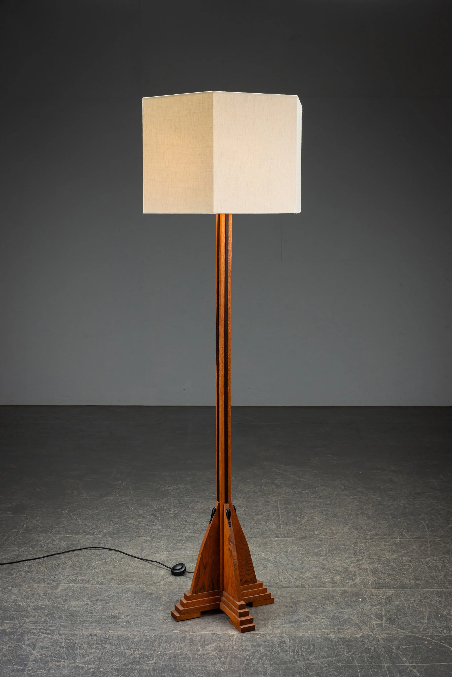 LI-22202694042-1930s-Amsterdamse-School-Standing-Lamp_03.jpg